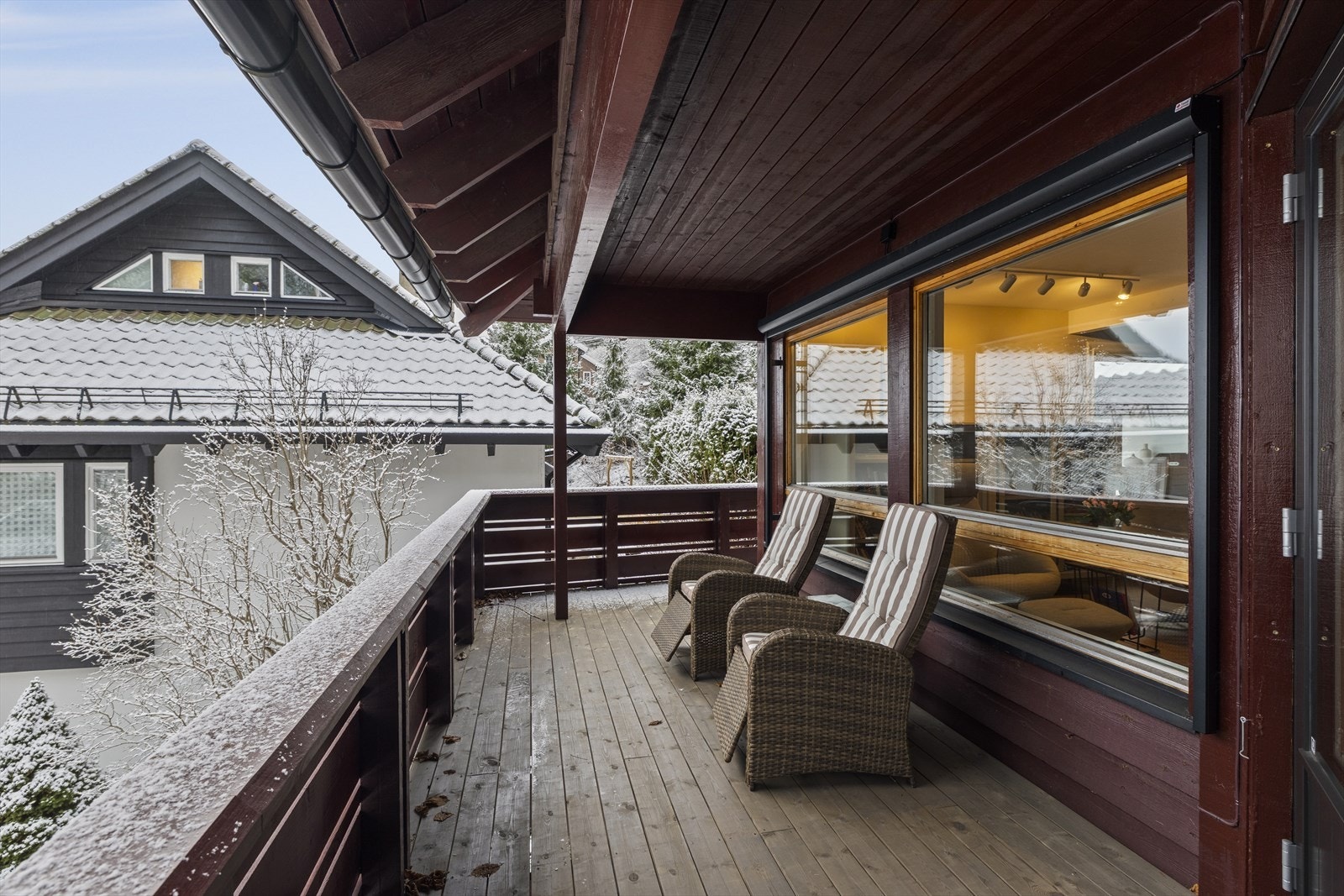 Overbygget balkong mot sydvest. Fra balkonger går du videre ut på den store terrassen mot vest. Galleribilde