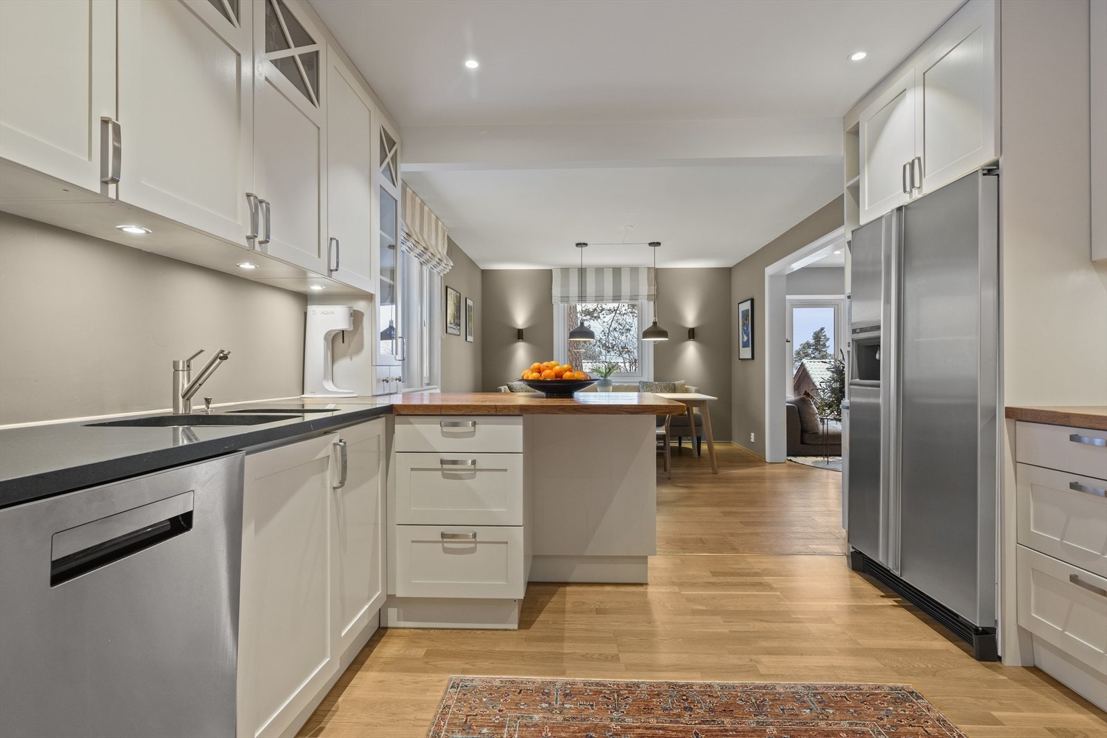 Kjøkkenet er en sosial sone med god kontakt mot spisestuen. Galleribilde