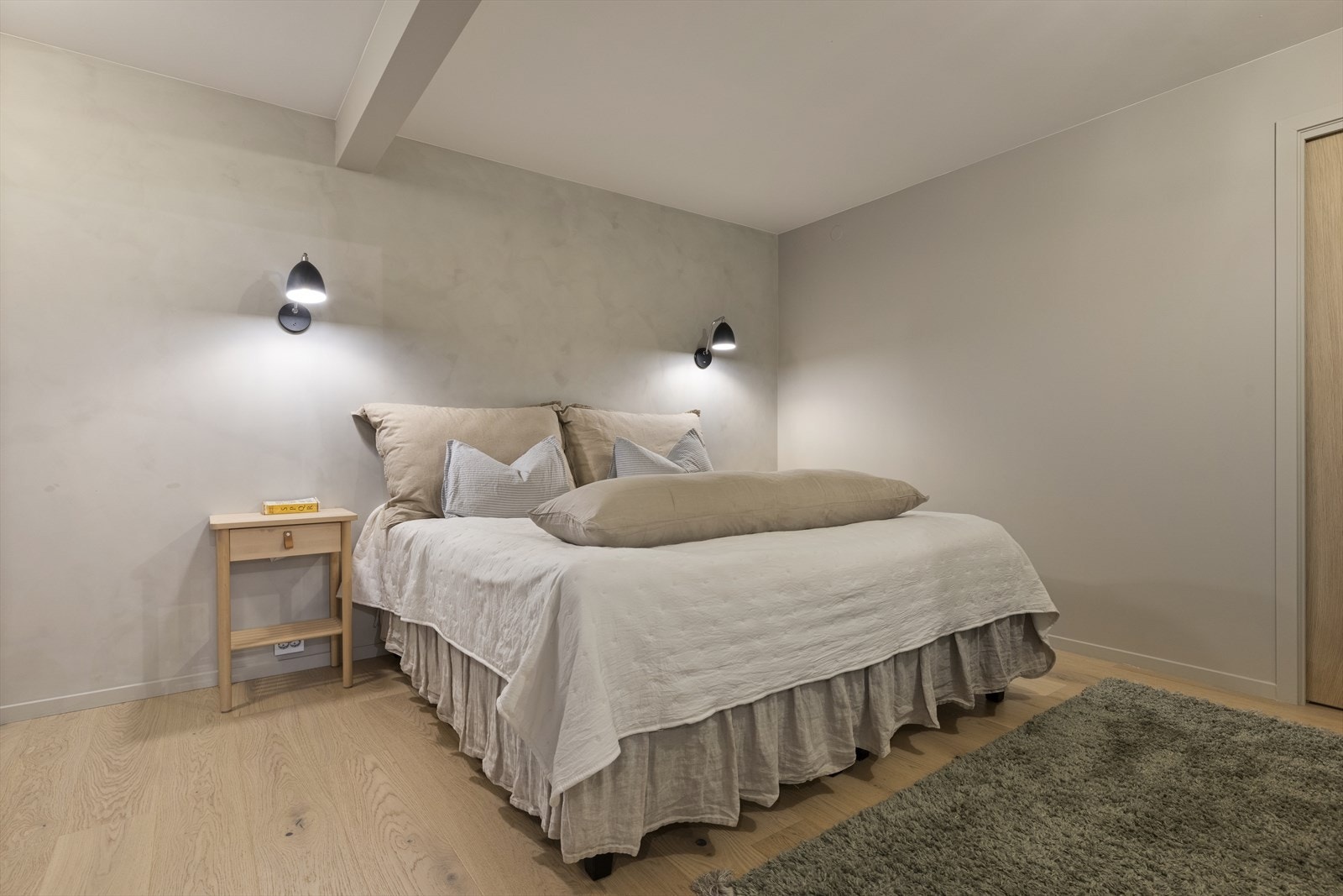 Hovedsoverommet har en meget god størrelse, det ble lagt nytt gulv i 2022 og alle da ble også alle overflater pusset opp. Galleribilde