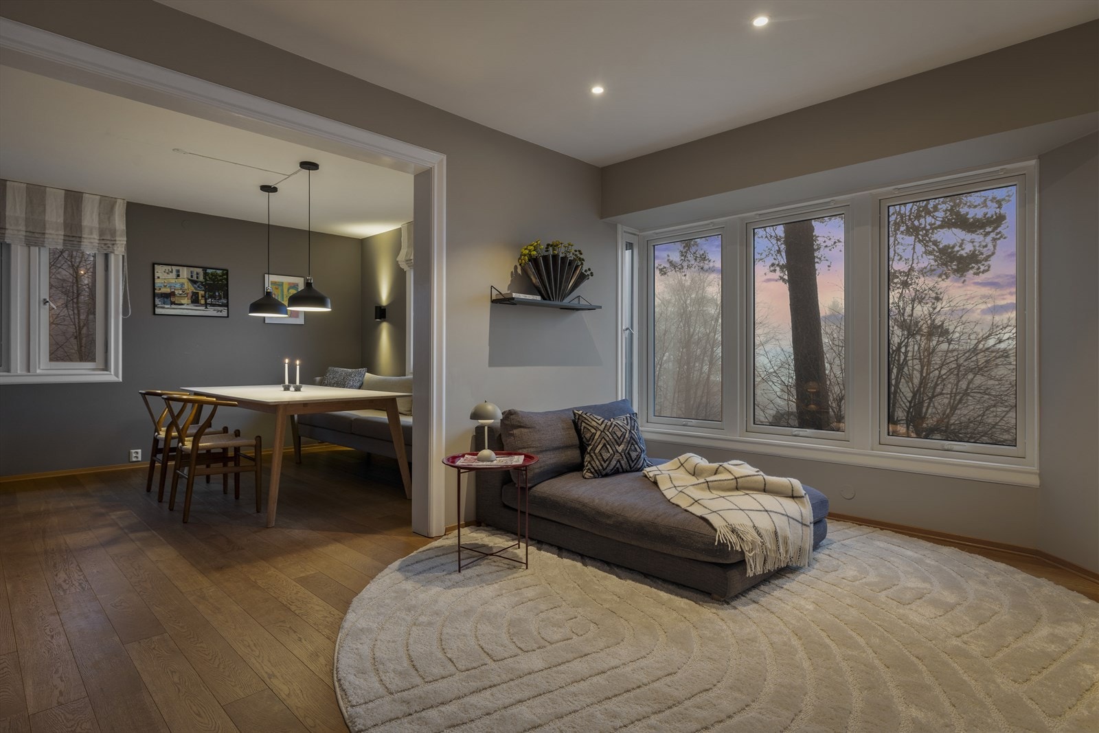 Stuen sett mot kjøkkenet. Galleribilde