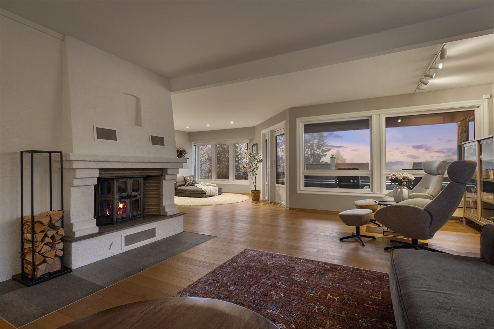 Vedfyrt peis i stuen. Herfra kan man nyte flotte kveldshimmler med de nydeligste farger. Galleribilde