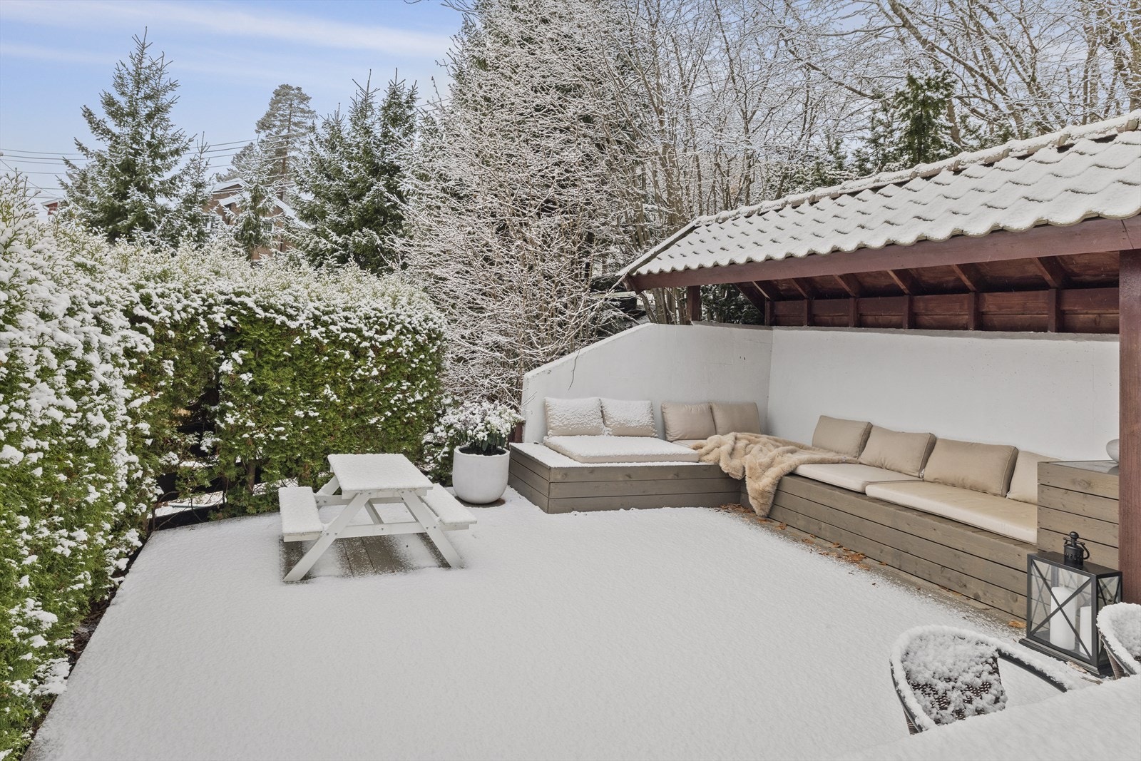 Usjenert, skjermet og solrik uteplass. Galleribilde