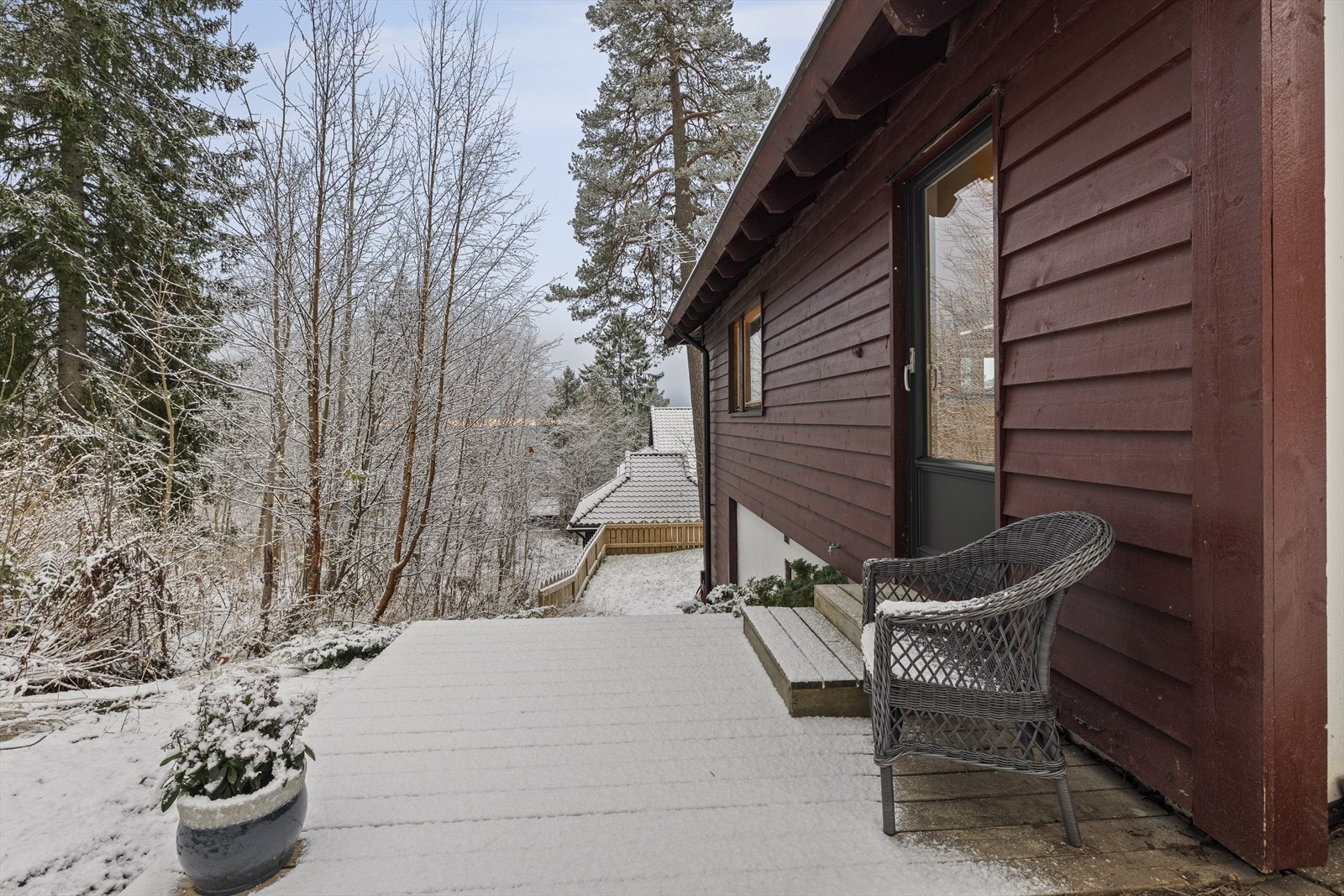 Fra kjøkkenet er det utgang til terrasse med morgensol og trapp videre ned til hagen. Galleribilde