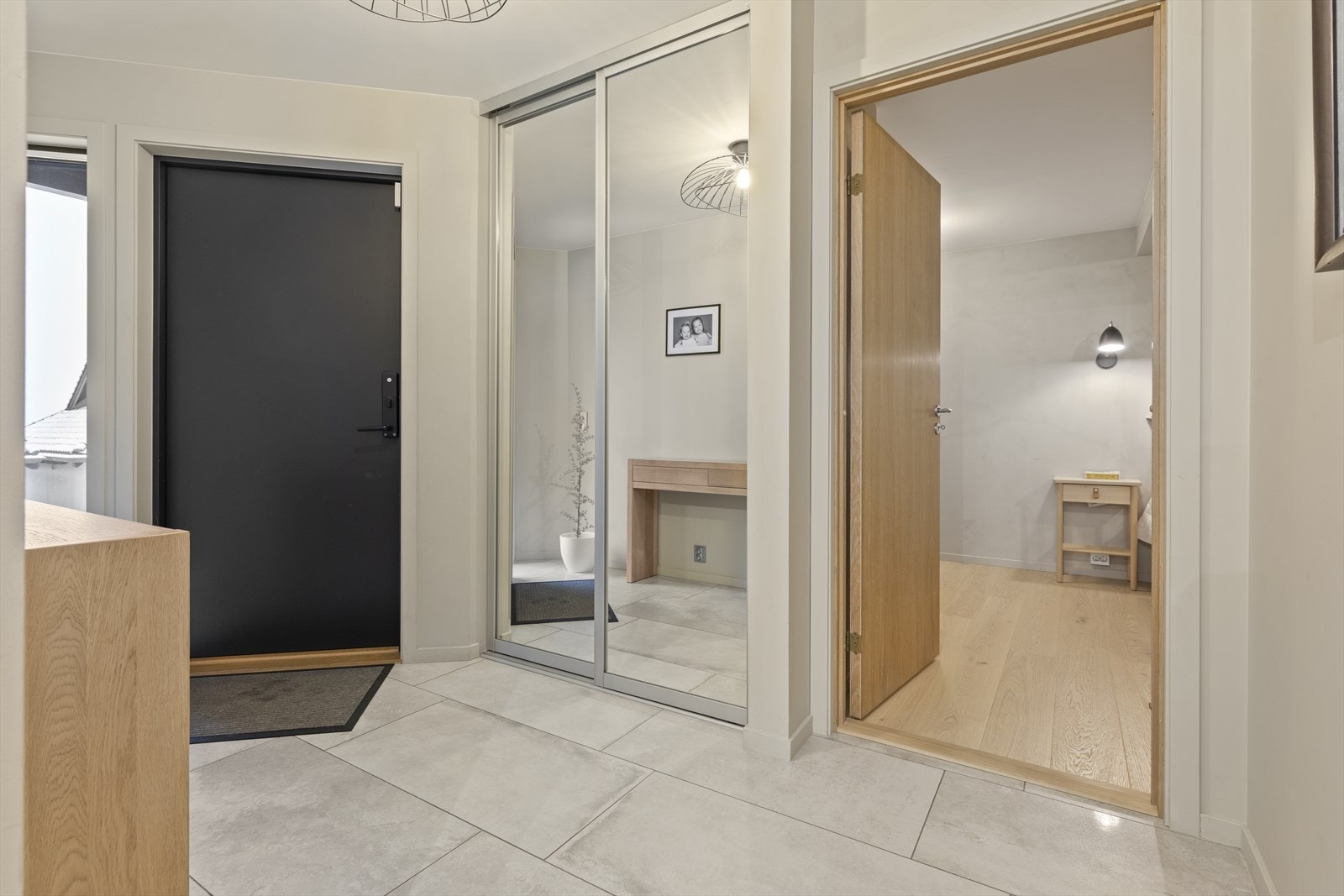 Velkommen inn! Nye fliser i gangen i 22. Skyvedørsgarderobe til ytterklær. Galleribilde