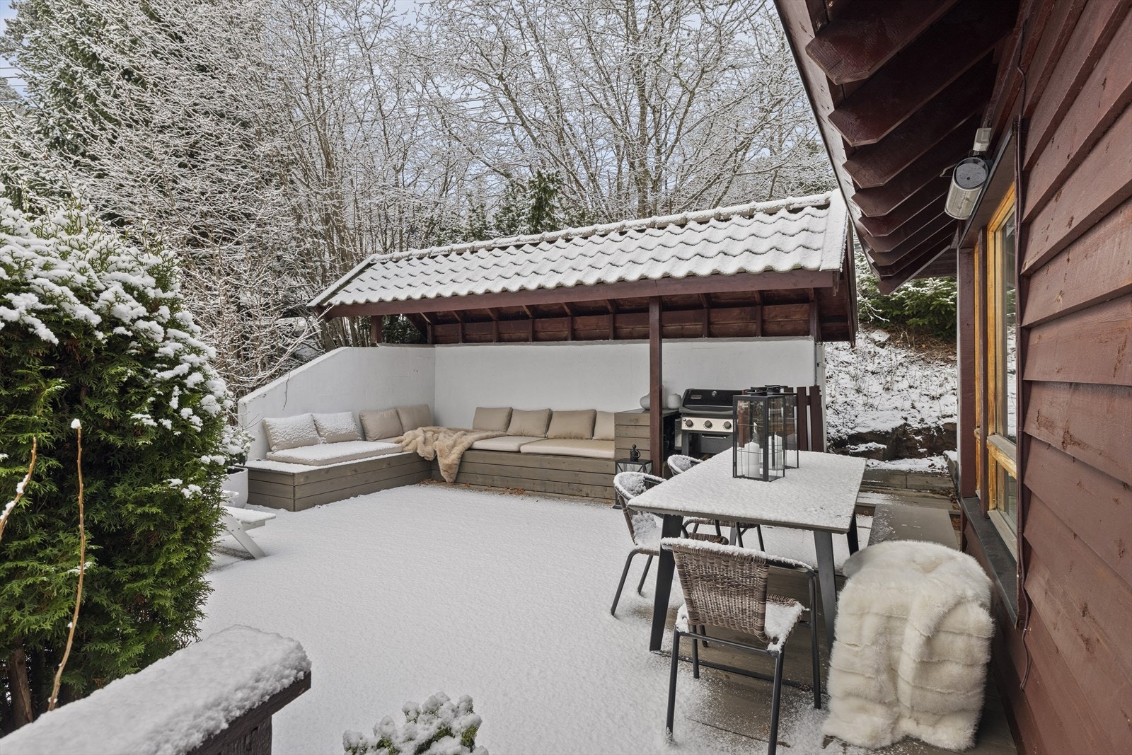 Stor usjenert terrasse med snekkerbygget benk. En svært hyggelig uteplass med god plass til både spisemøblement, grill og solstoler. Galleribilde