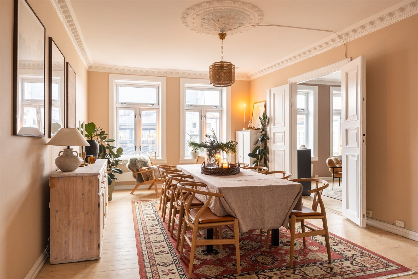 Spisestuen er et meget romslig oppholdsrom Galleribilde