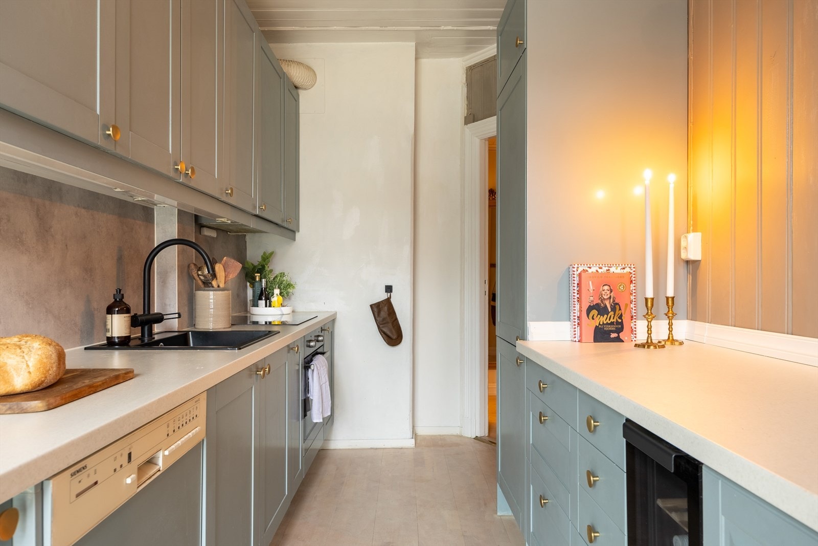 Pen kjøkkeninnredning med god utnyttelse Galleribilde