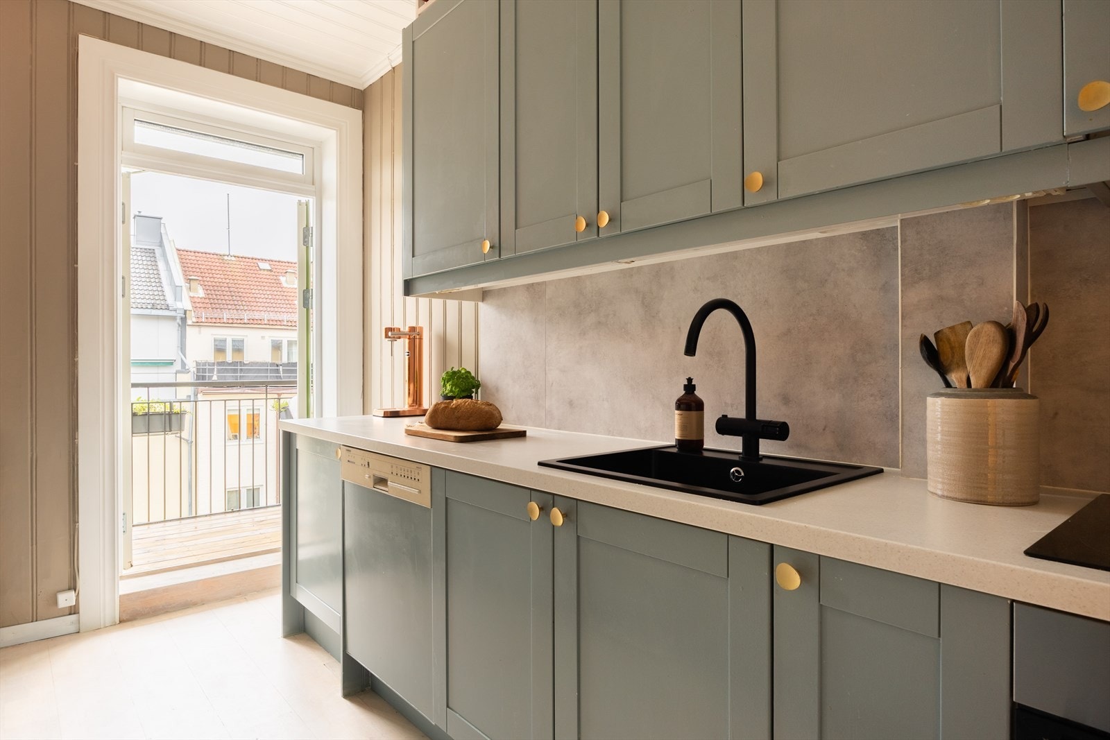 Fra kjøkkenet har man utgang til en vestvendt balkong på 5,5 kvm Galleribilde