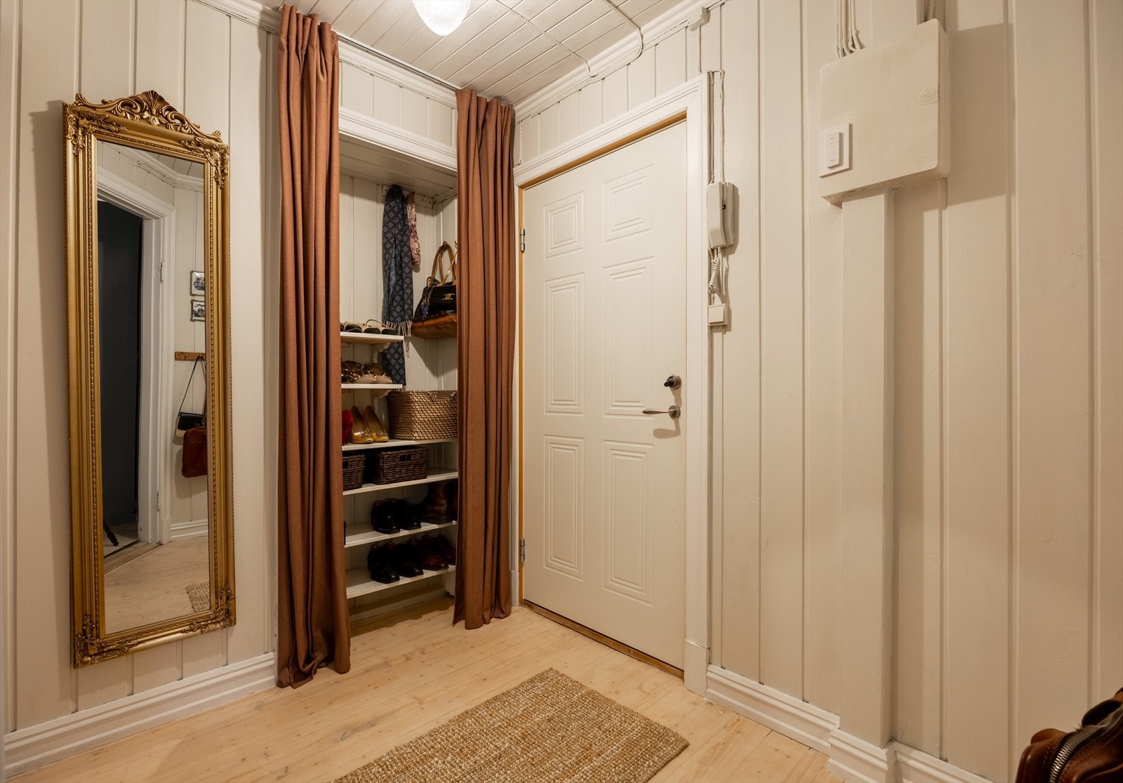 Romslig entré/gang som gir et godt førsteinntrykk Galleribilde