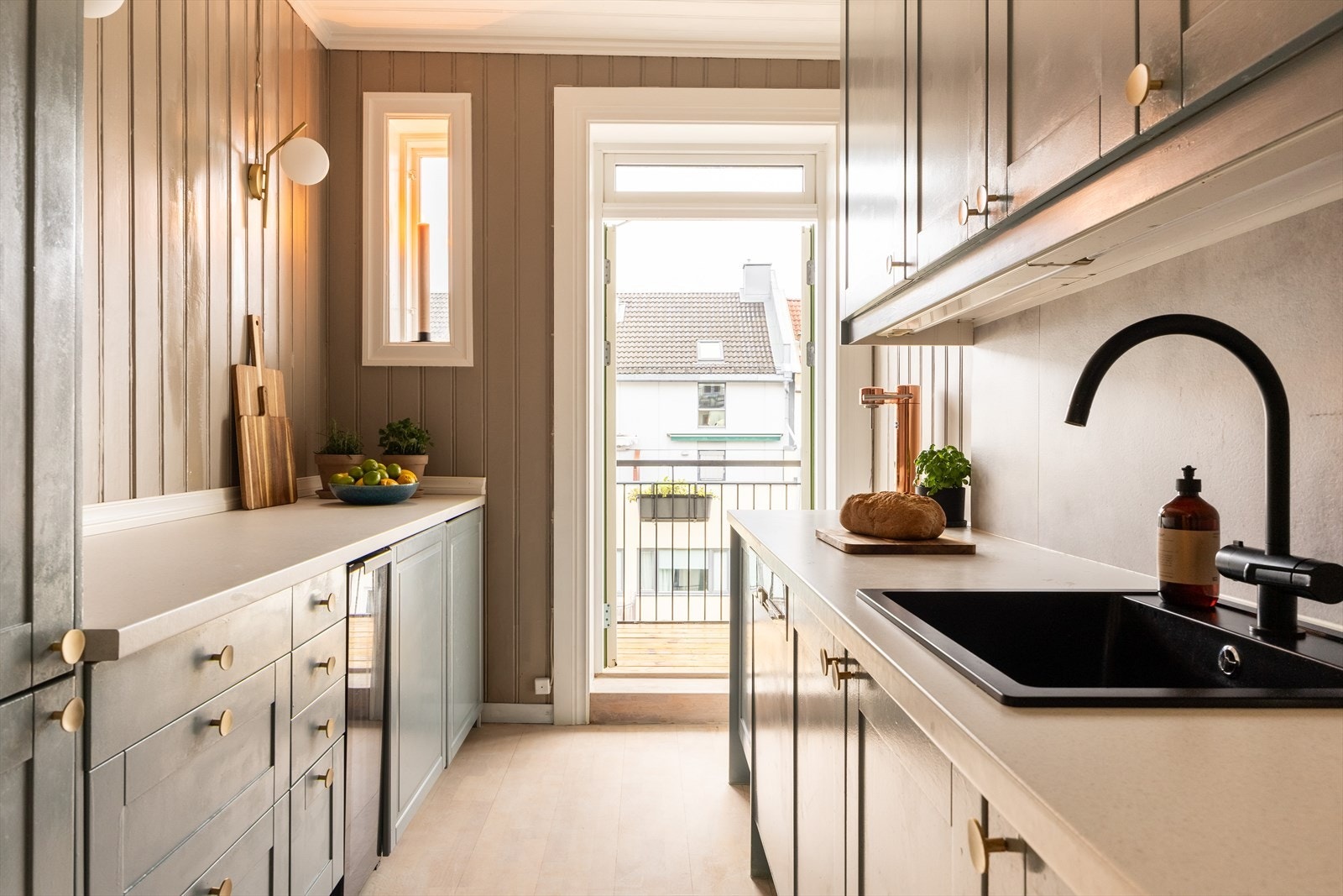 Separat kjøkken med god skap- og benkeplass Galleribilde