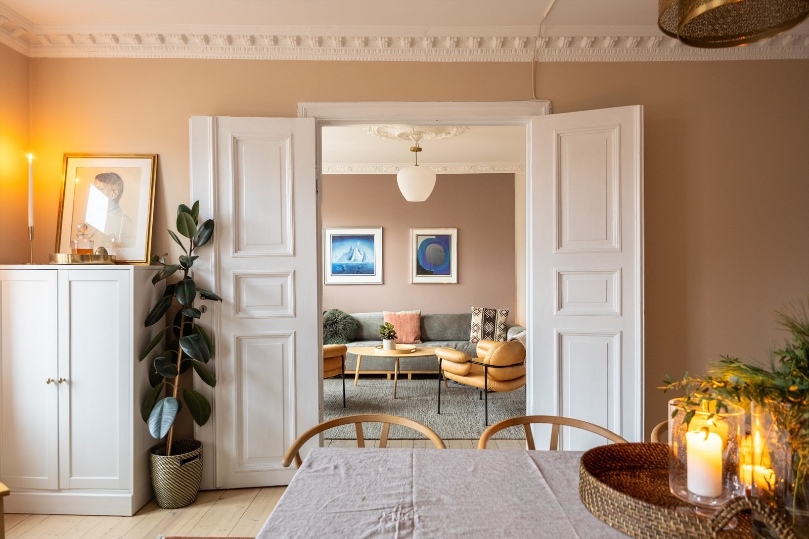 Pen og klassisk 3-roms med gode lysforhold, stukkatur/rosett, god takhøyde og peis. Vestvendt balkong vendt mot bakgård. Galleribilde