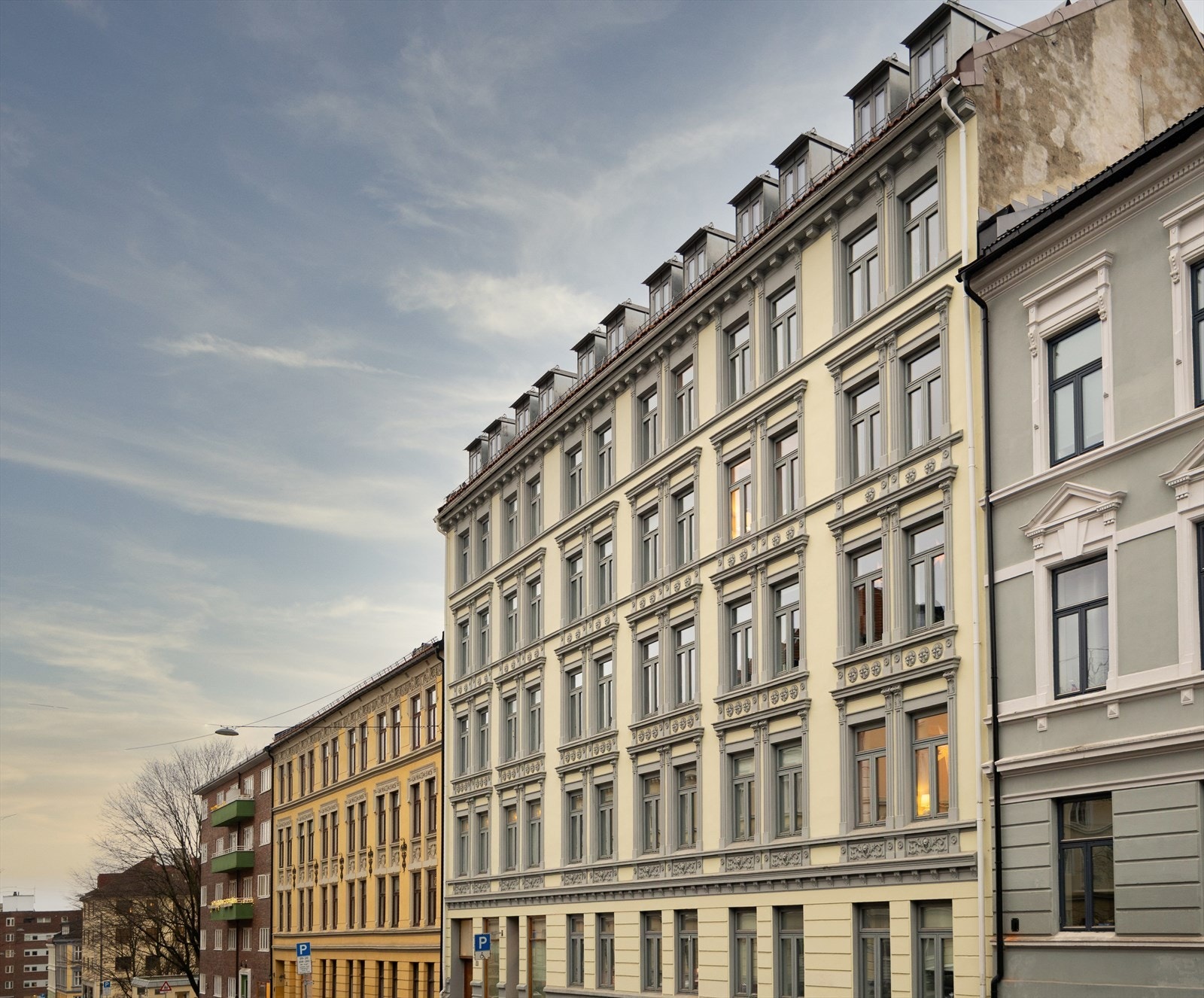 Velholdt bygård med pen opparbeidet bakgård Galleribilde