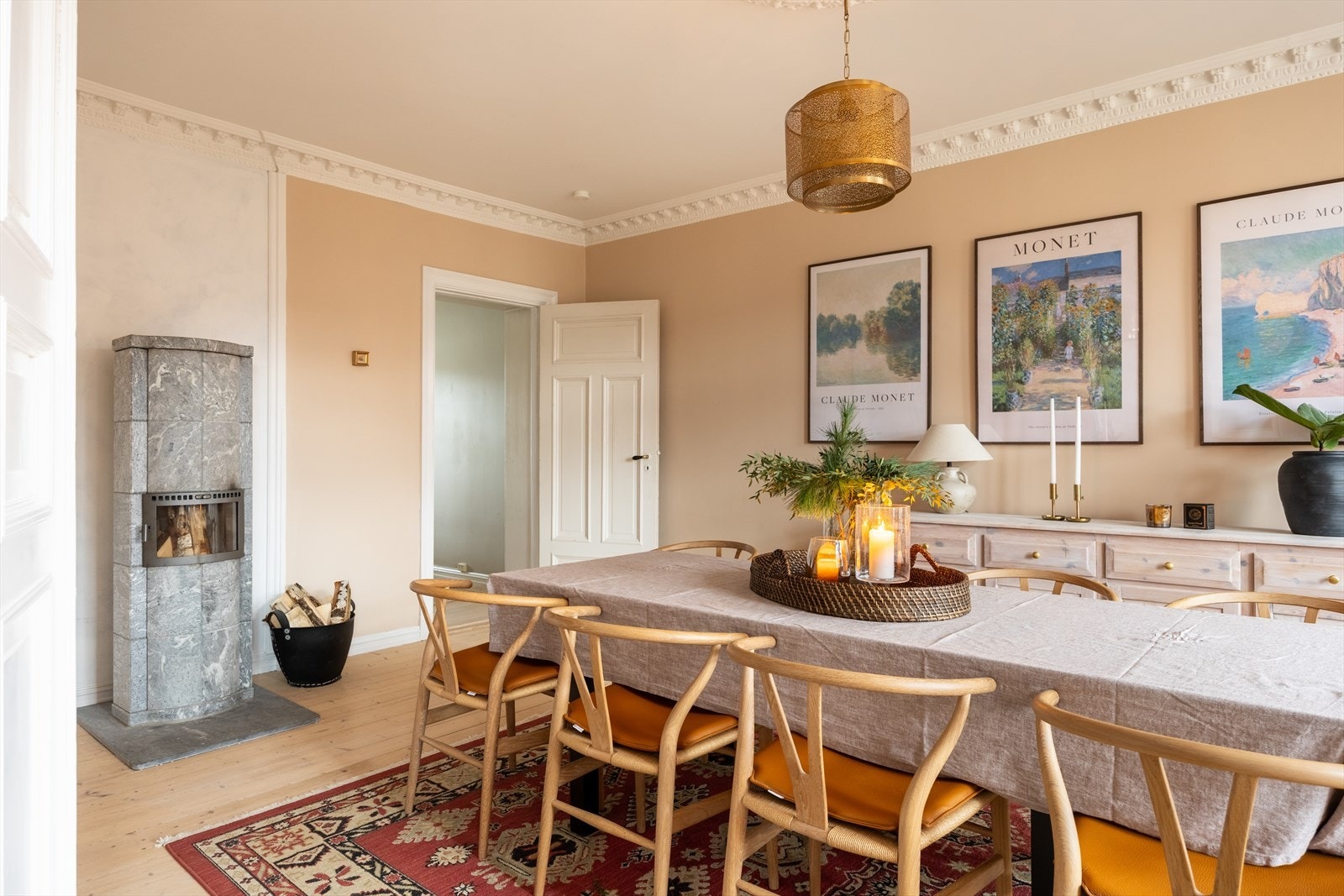 Hyggelig spisestue med peisovn Galleribilde