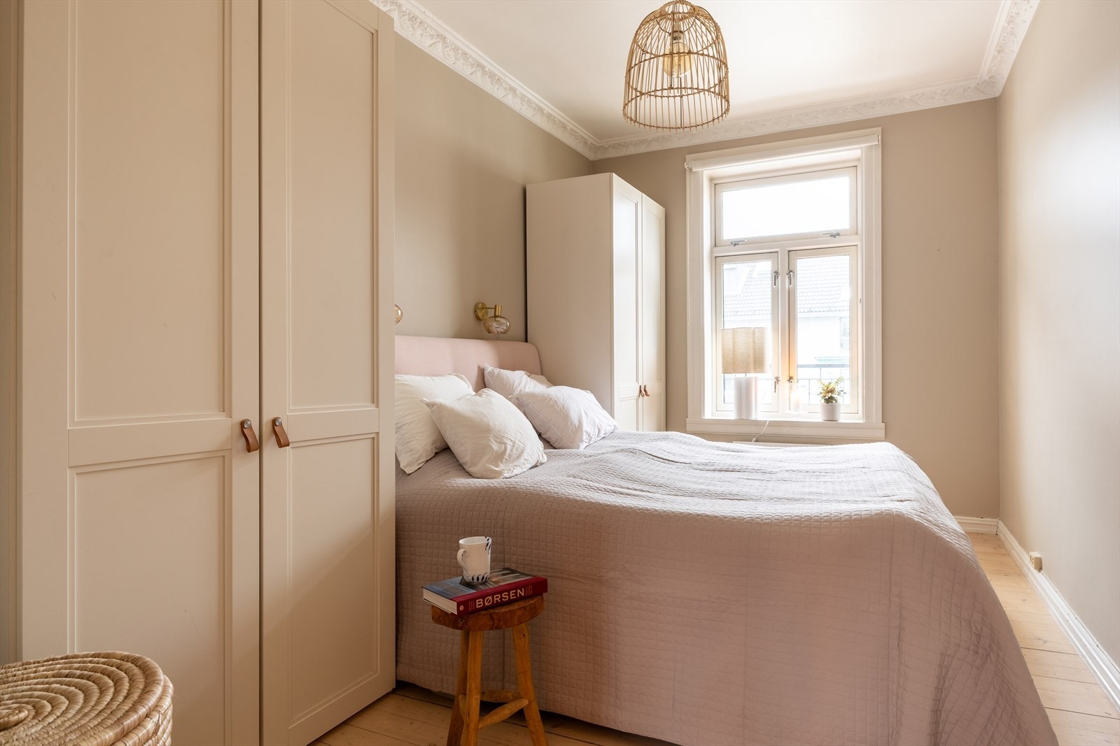 Lyst og romslig soverom Galleribilde