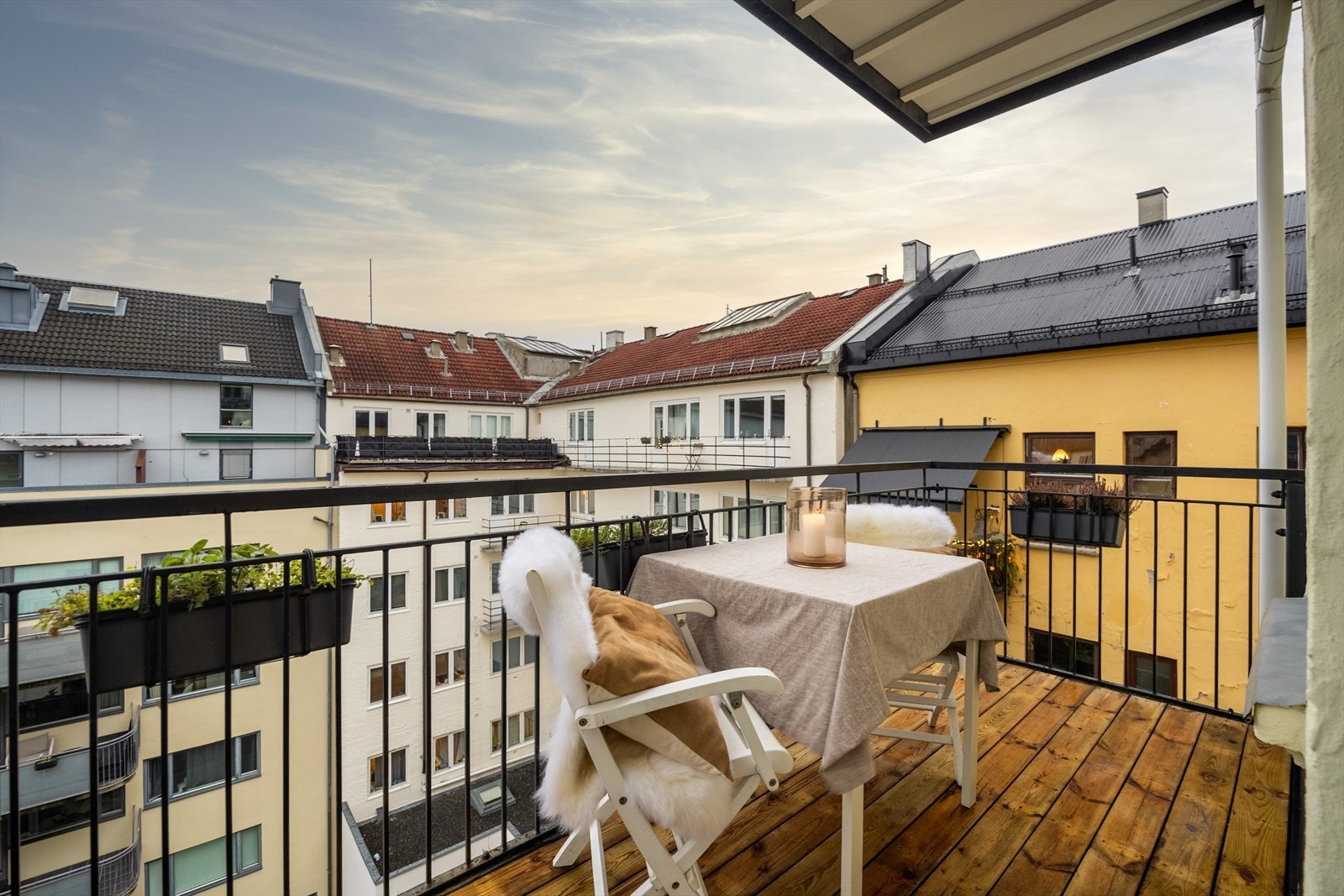 Vestvendt balkong med meget gode solforhold Galleribilde