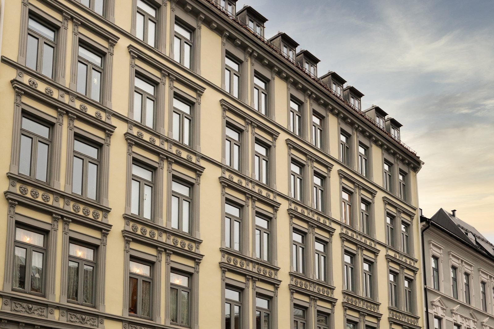 Meget sentral og rolig beliggenhet på Bolteløkka/Bislett med nærhet til "alt". Få minutters gange til Thereses gate med forretninger, kaféer og restauranter, samt til parkene Stensparken og Idioten Galleribilde