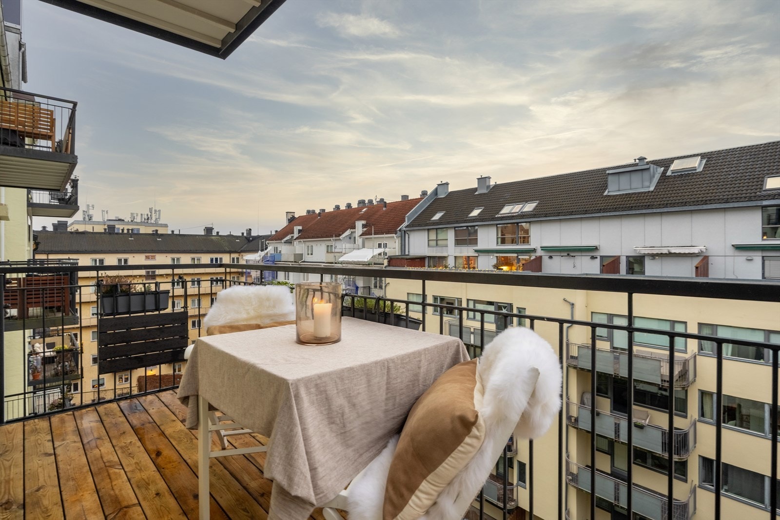 Balkongen er vendt mot rolig gårdsrom og har god plass til utemøblement Galleribilde