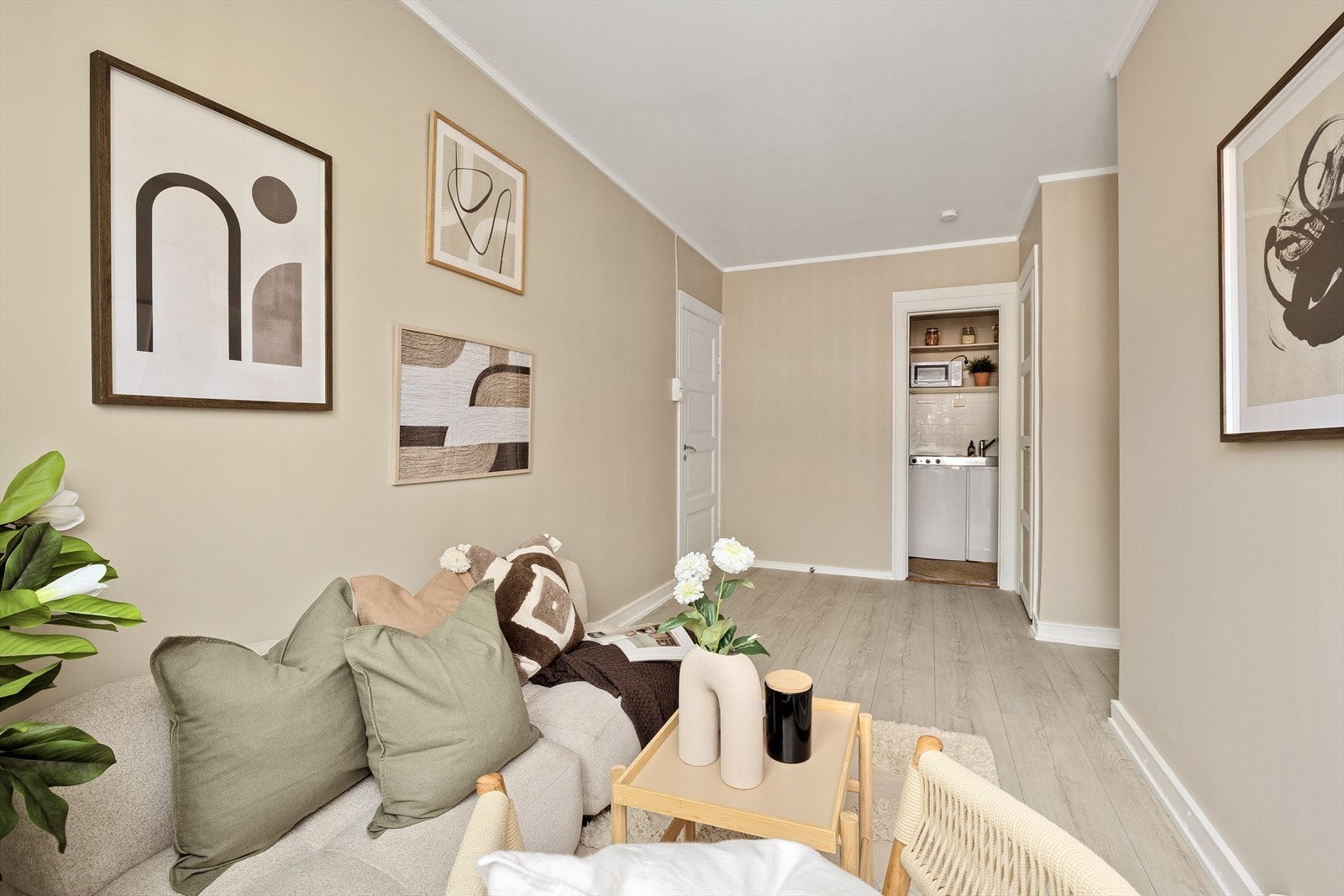 Varmtvann, fyring og internett er inkludert i lave felleskostnader på kr. 2 620,- per måned. Galleribilde