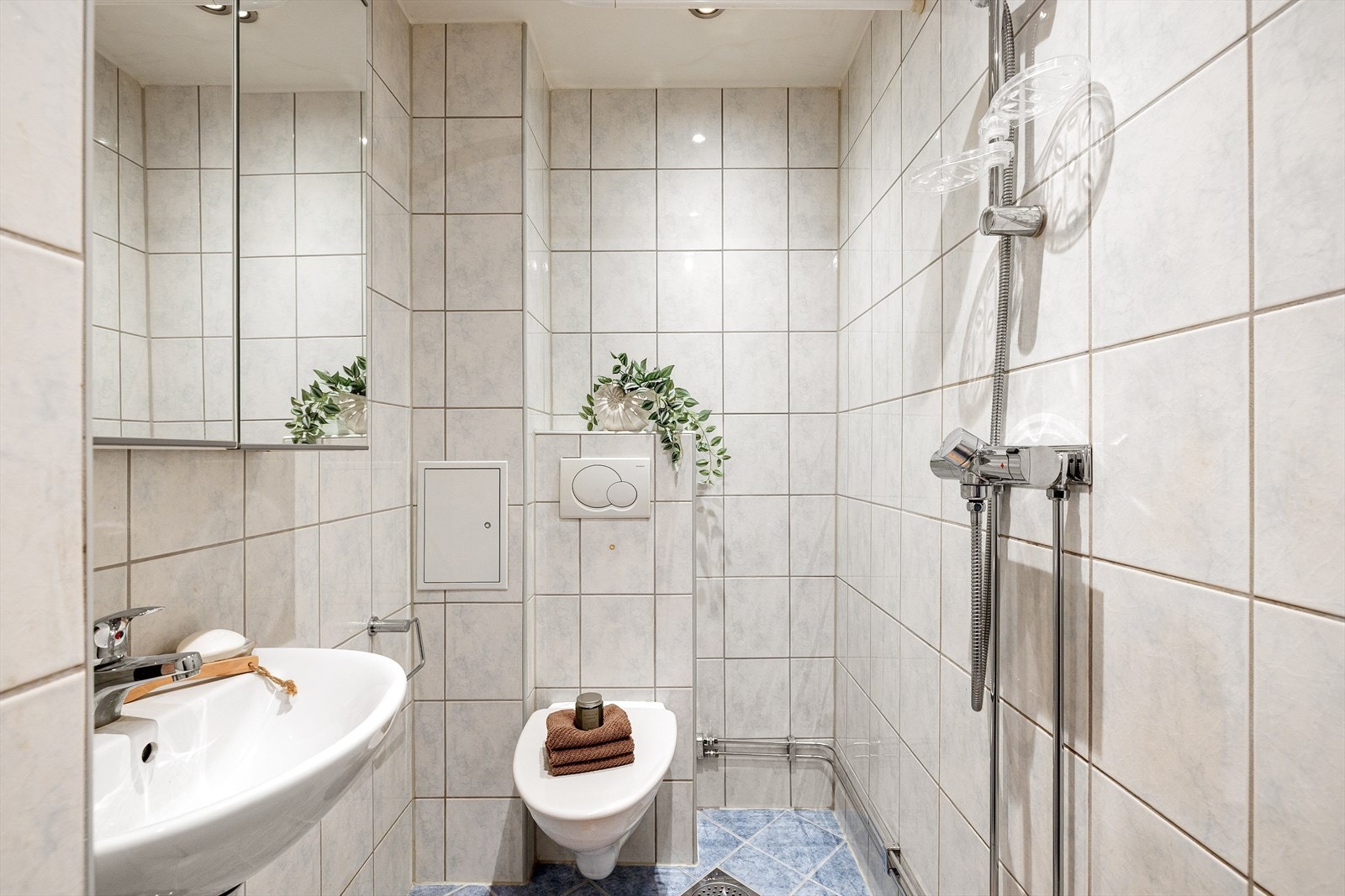 Flislagt baderom fra 2007 med varme i gulvet. Rommet har servant, dusj med forheng og veggmontert toalett. Det er mekanisk avtrekk. Før overtagelse vil det bli lagt opp opplegg for vaskemaskin på baderommet. Galleribilde