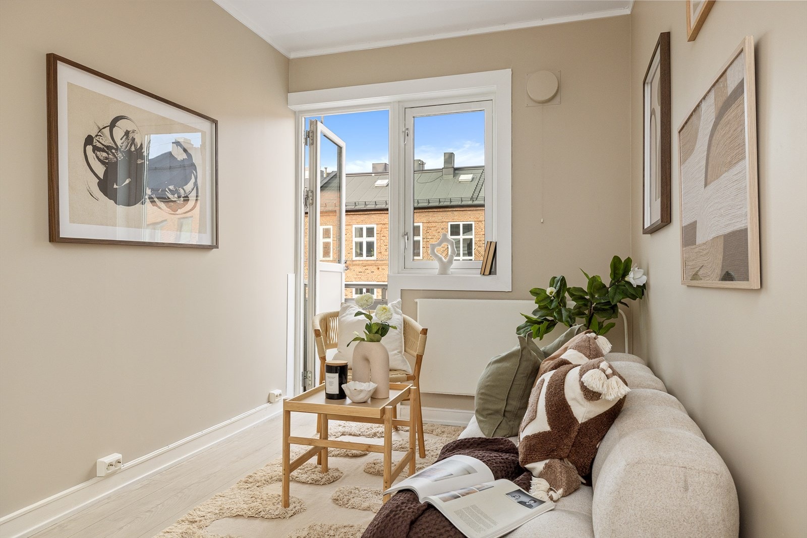 Plass til sofaseksjon med tilhørende møblement. Galleribilde