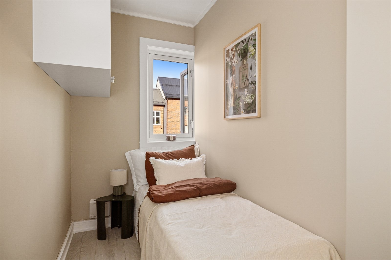 Koselig soverom med plass til seng på 140 cm og garderobeløsning. Bredden på soverommet er målt til 146 cm. Galleribilde