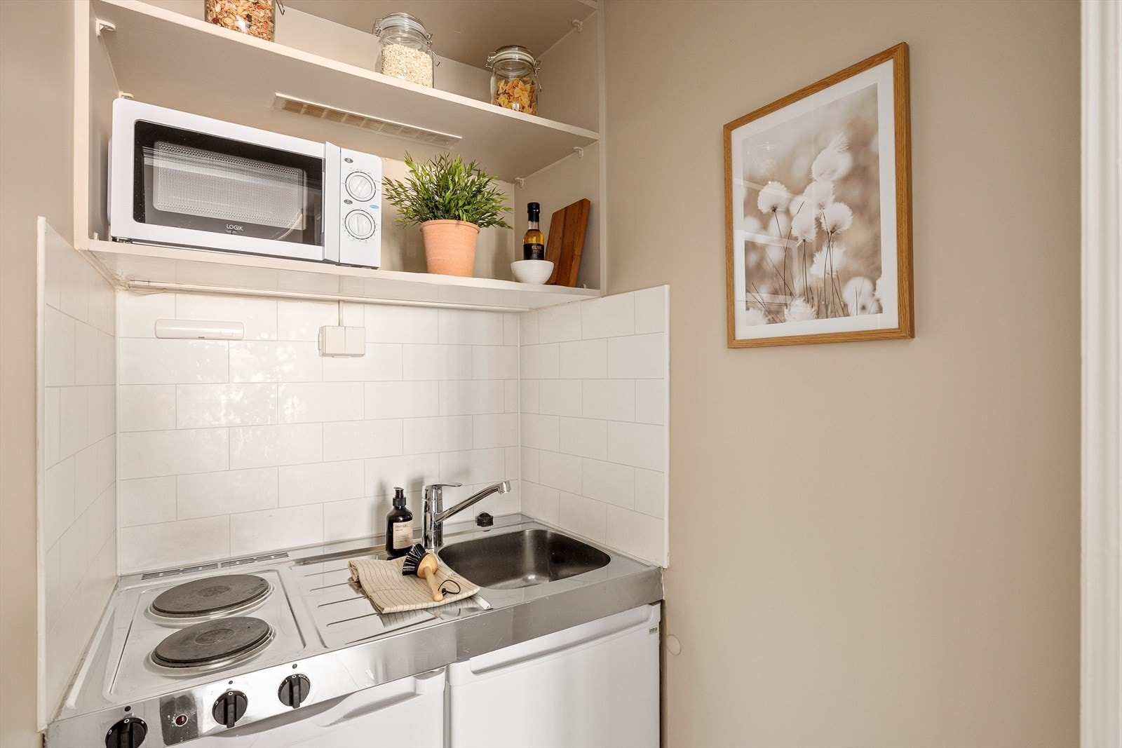 Kjøkkenet har hybelkjøkken med glatte fronter og platetopp med to kokeplater. Det er ingen ventilering fra kjøkken. Galleribilde