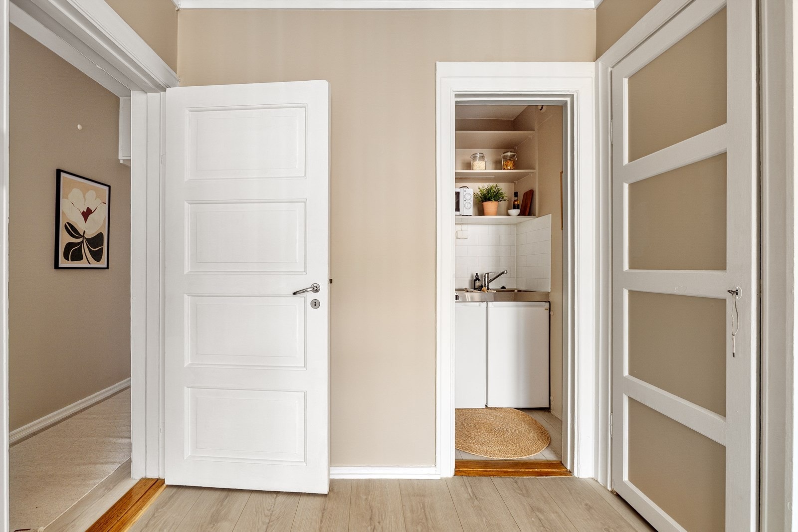 Kjøkken med delvis åpen løsning mot stuen. Galleribilde