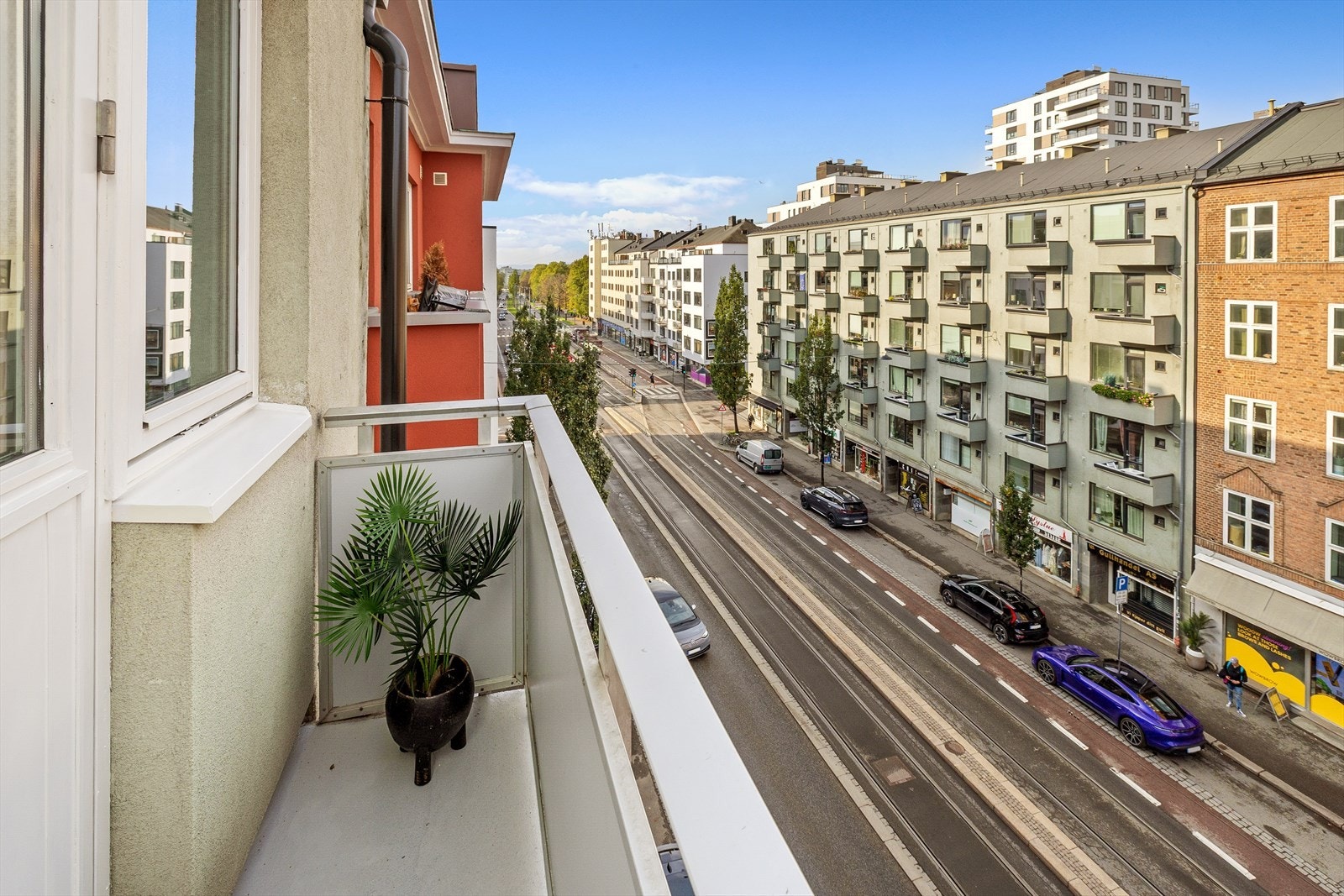 Vestvendt balkong med gode solforhold. Galleribilde