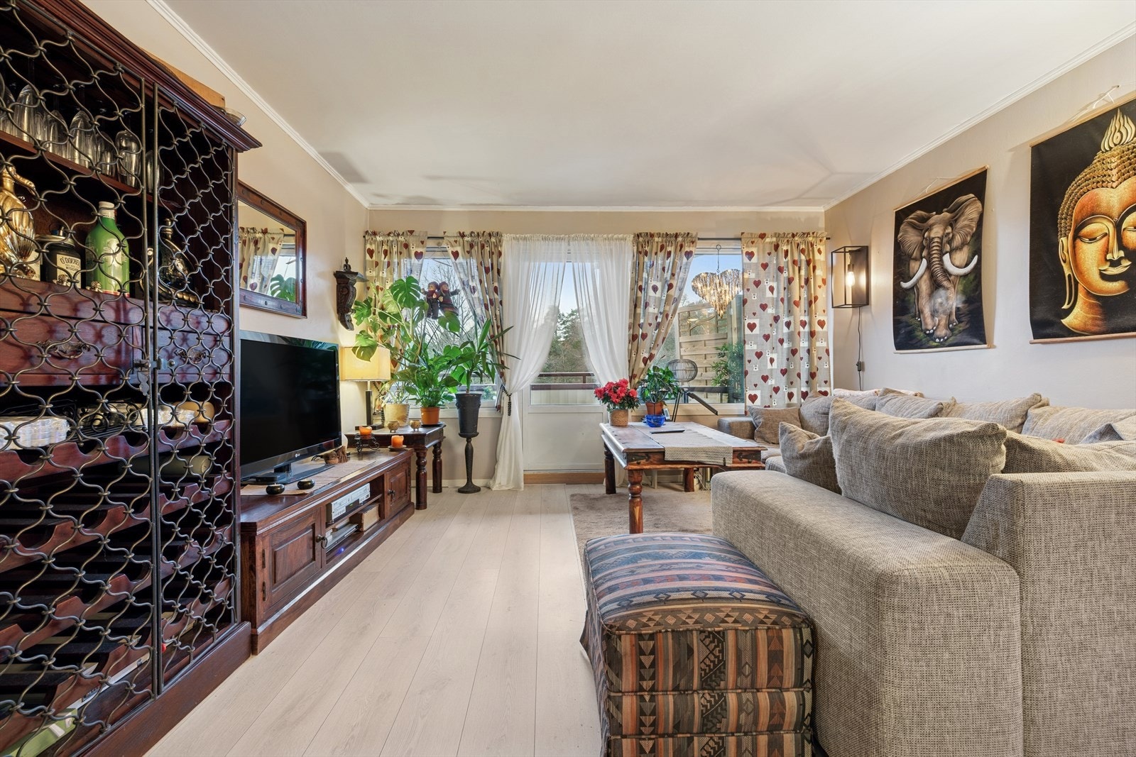 Fra stuen har du direkte tilgang til leilighetens balkong, som fungerer som en flott forlengelse av oppholdsrommet Galleribilde