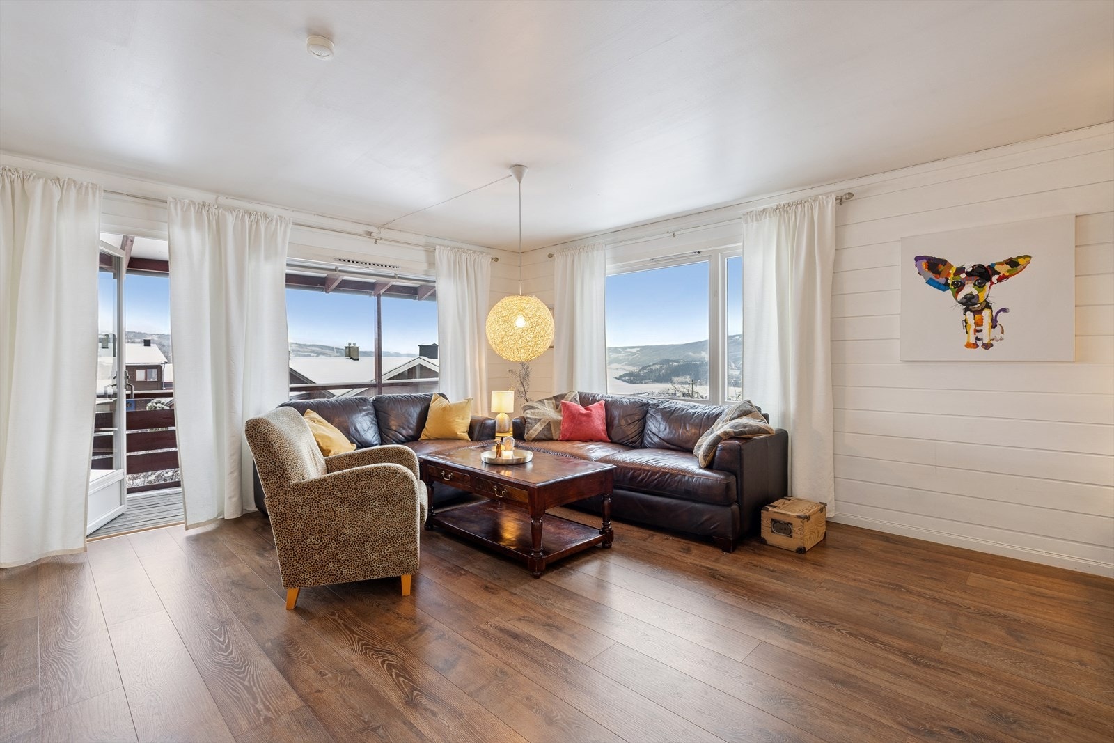 Fra stue og fra kjøkken er det direkte utgang til veranda på 2-sider av bygget, noe som gjør at du enkelt kan ta med måltidet ut i det fri og nyte sol på de ulike tider av døgnet. Galleribilde