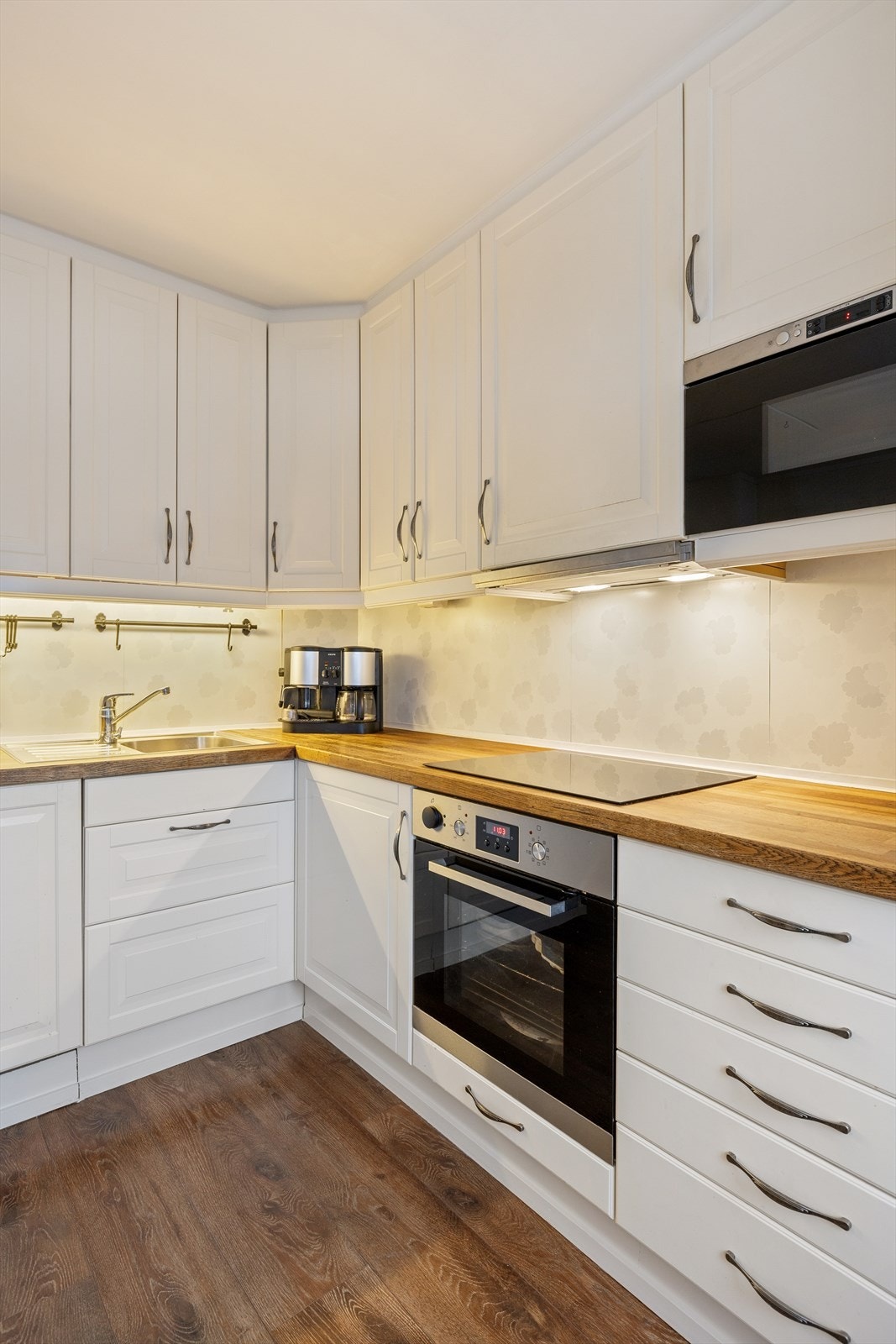 Kjøkkenet har plass til integrert stekeovn, komfyr, oppvaskmaskin og kjøleskap/fryseskap. Vedr. hvitevarer se pkt. "løsøre og tilbehør" i salgsoppgaven. Galleribilde