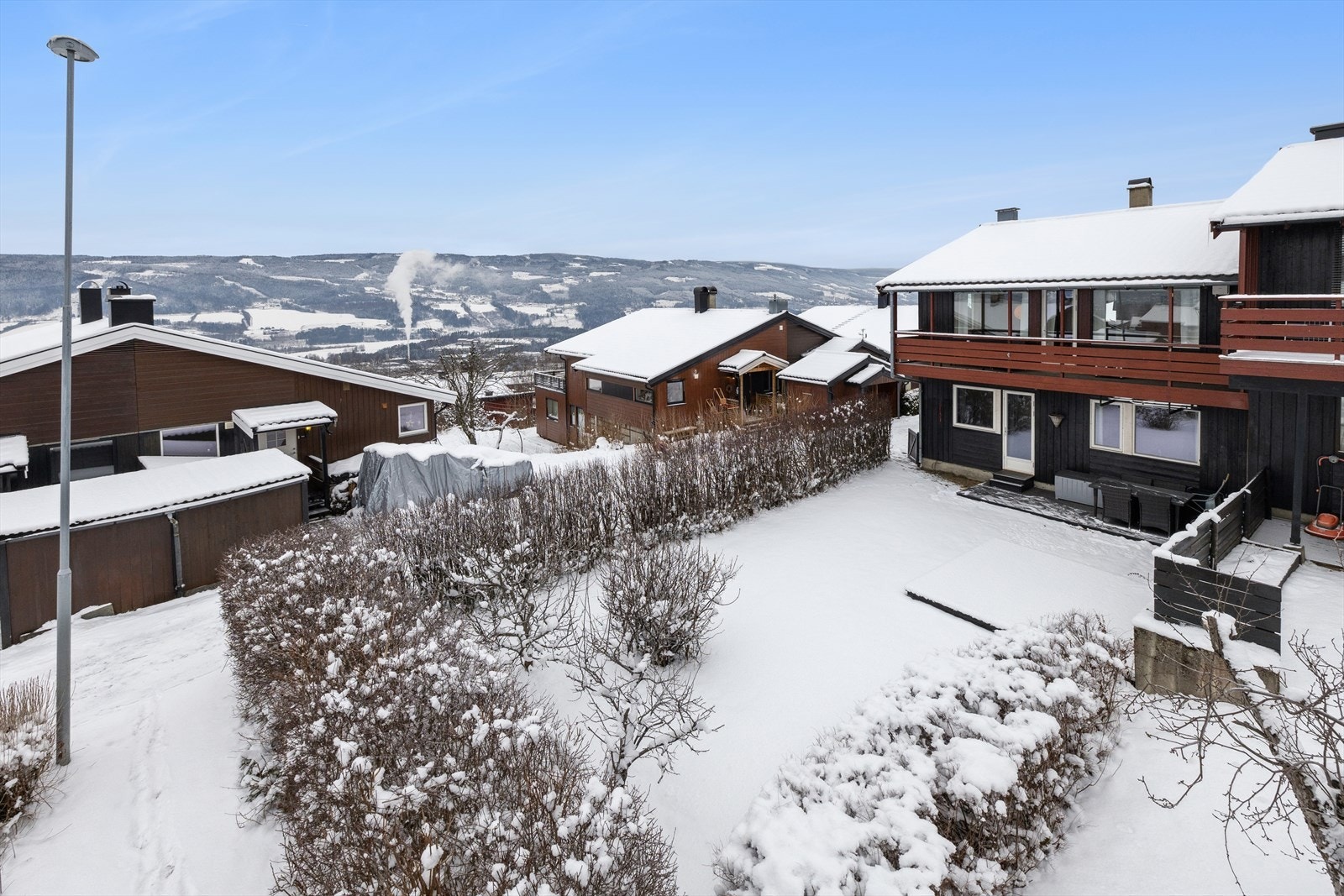 Boligen ligger på en særlig attraktiv og sjeldent fin tomt i feltet. Galleribilde