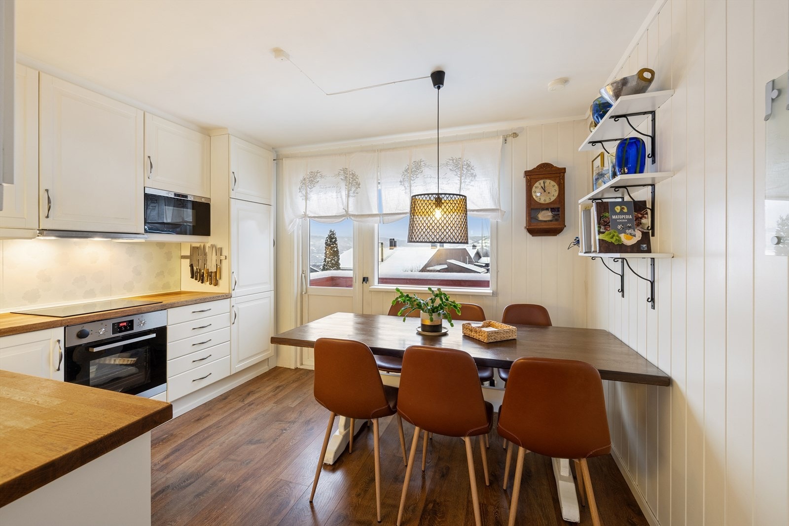 Kjøkken med direkte utgang til veranda på andre siden av boligen. Galleribilde