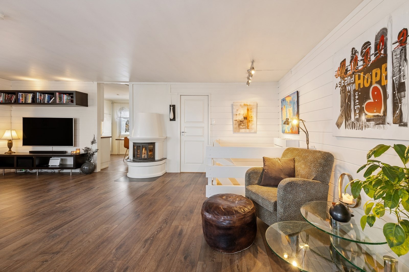 Ny varmepumpe ble montert i 2023. I tillegg suppleres det med panelovner og knitrende hygge fra ildsted i stue. Galleribilde