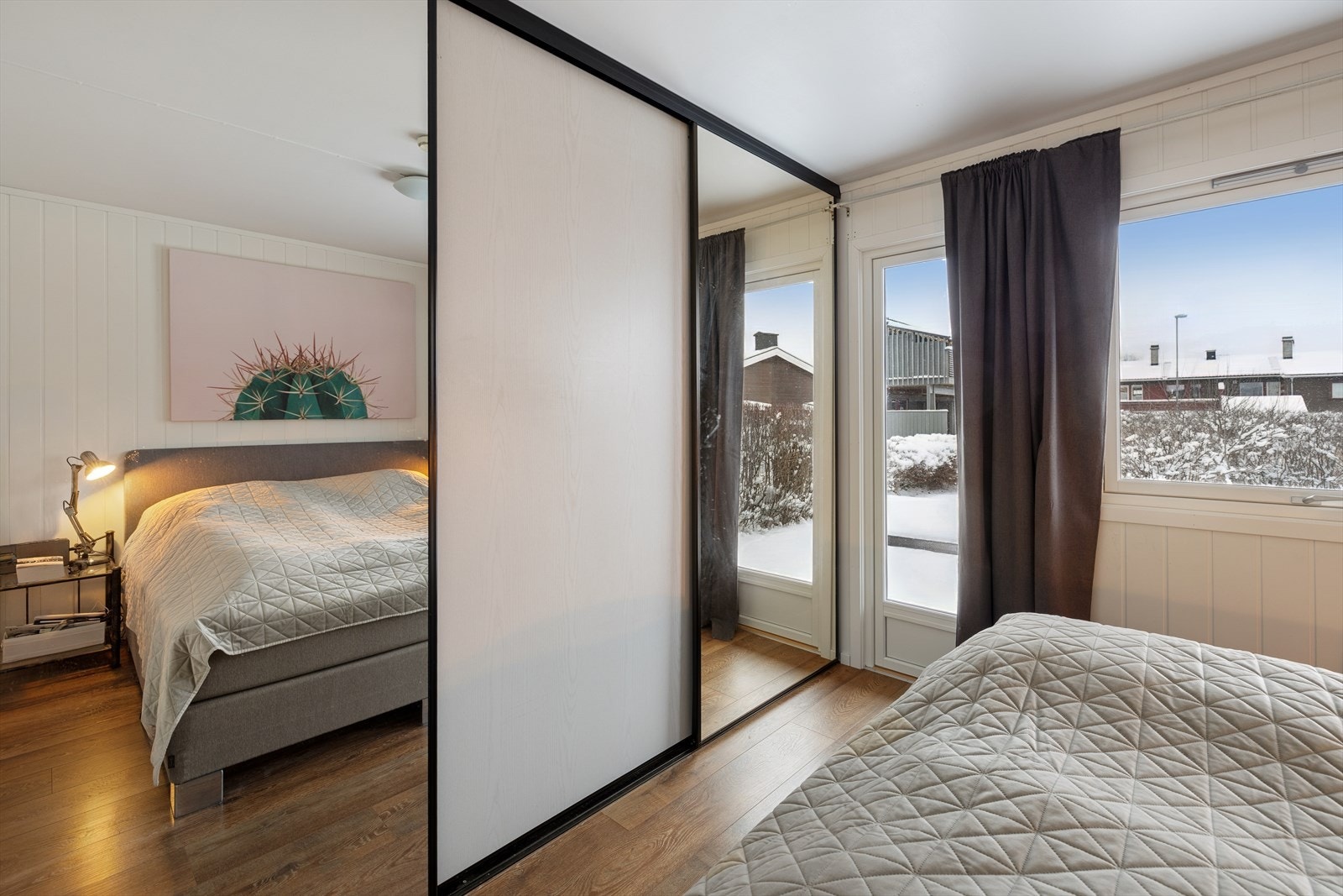 Alle soverom er innredet med garderobeløsning - ett rom med frittstående garderobeskap og to rom med skyvedørsgarderobe. Galleribilde