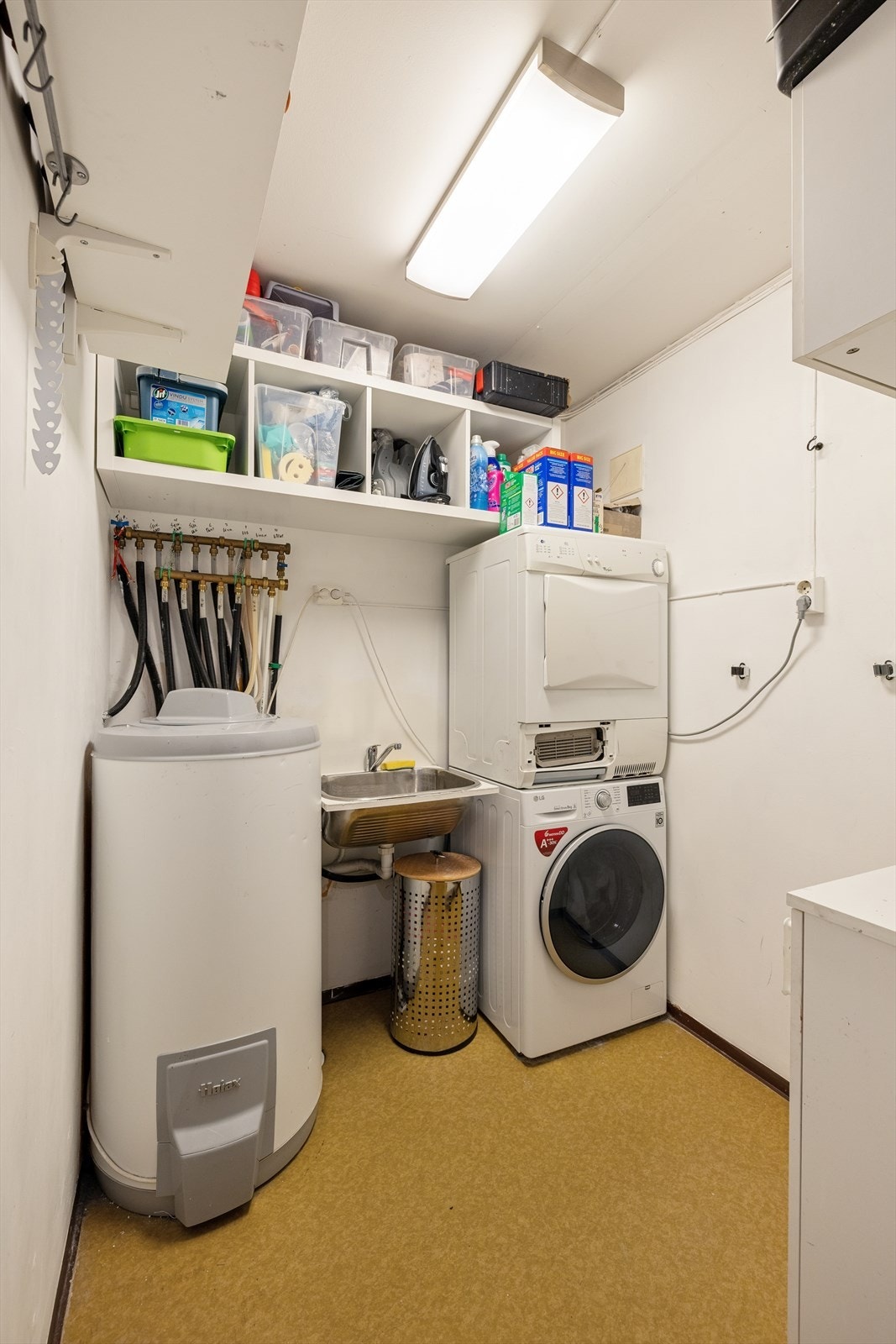 Praktisk vaskerom beliggende sammen med bad og toalett i boligens 1. etasje. Vaskerommet har gulvbelegg, med malte plater på vegger og i himling. Rommet er utstyrt med en utslagsvask og har opplegg for vaskemaskin. Galleribilde