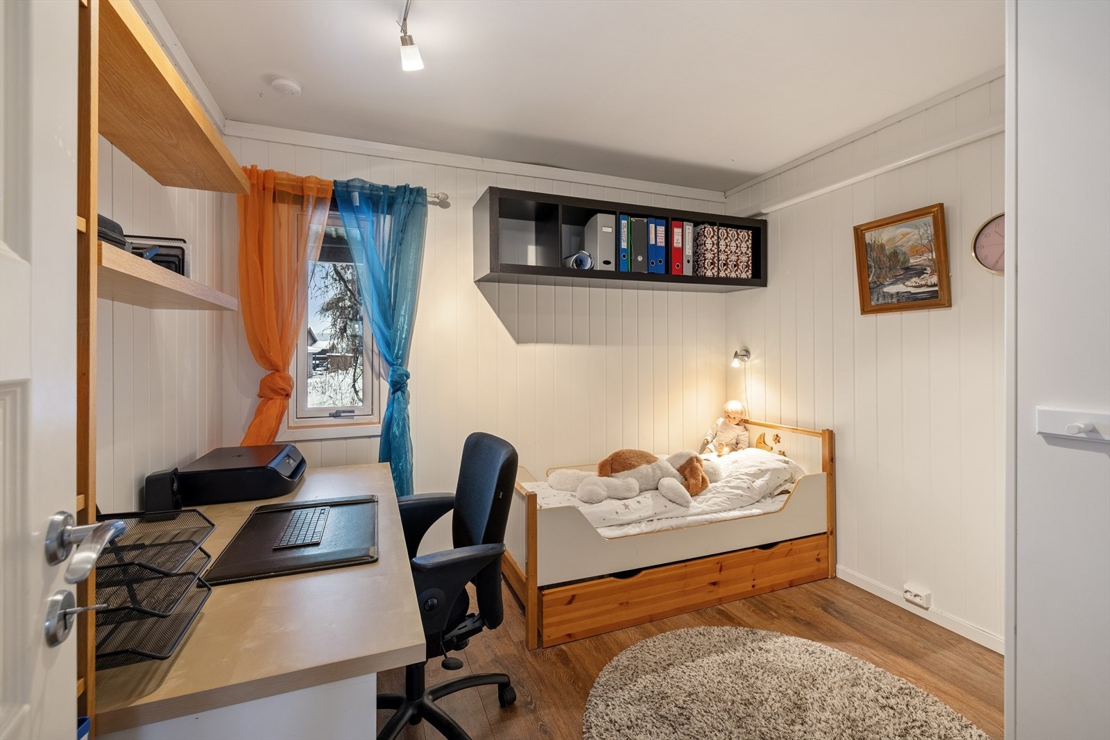 I tillegg har 1. etasjen et ekstra rom som i dag benyttes som et fjerde soverom - se pkt. ferdigattest i salgsoppgaven. Galleribilde