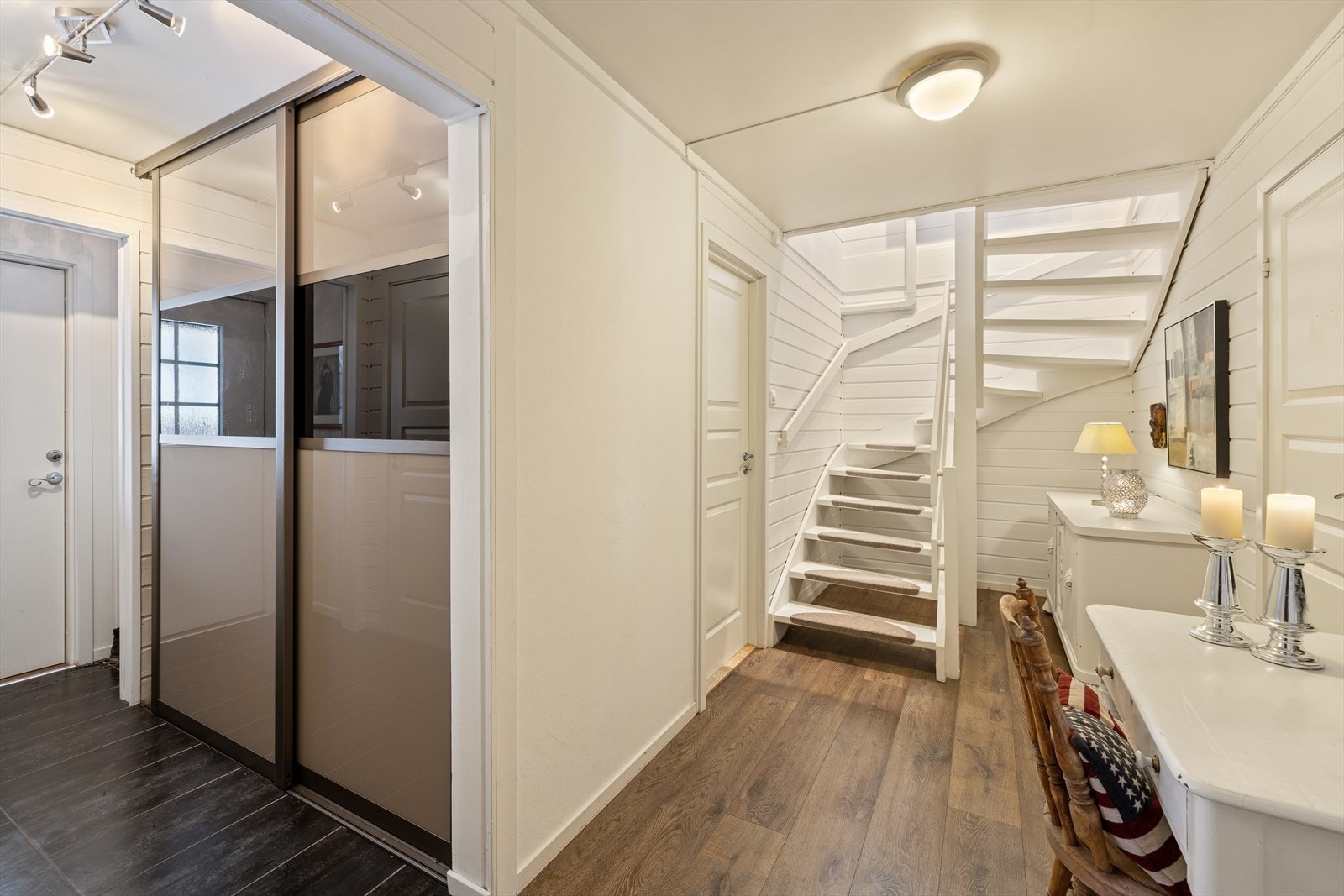 Gang og entré med skyvedørsgarderobe i boligens 1. etasje. Det er varme i gulv i entré. Galleribilde