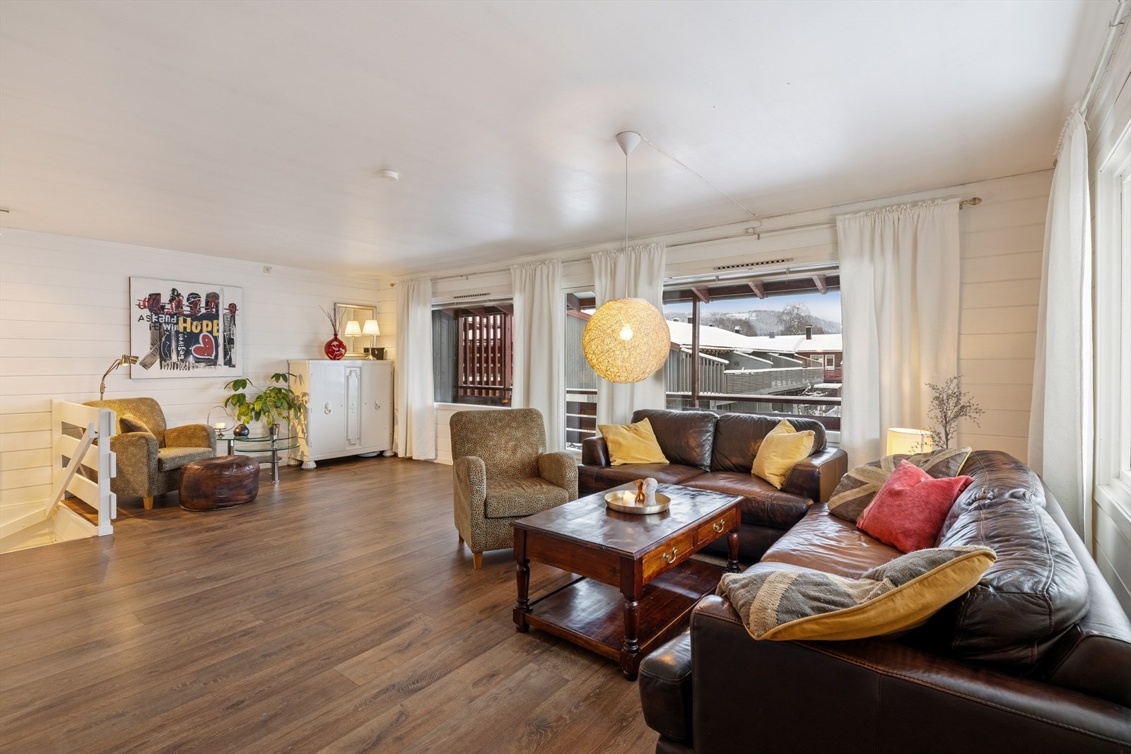 Stuen og kjøkkenet ligger i delvis åpen løsning i boligens 2. etasje, ideelt for både hverdagsliv og sosiale sammenkomster. Galleribilde