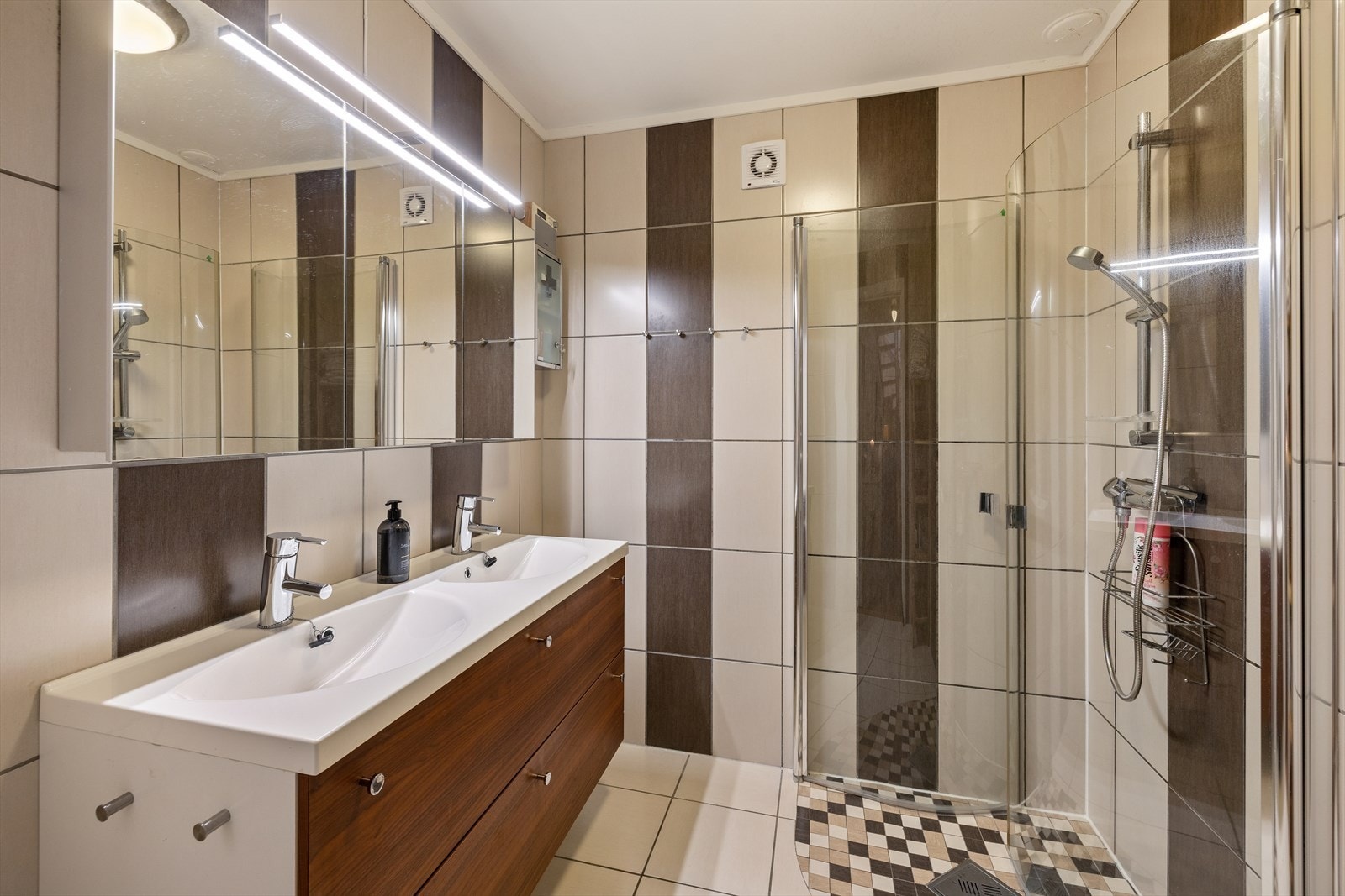 Boligen har gjennomgått flere oppgraderinger, inkludert nye overflater på bad og toalett i 2011. Galleribilde