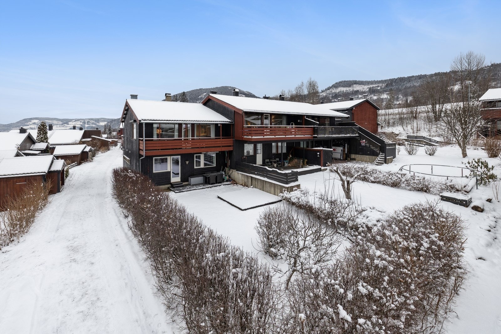 Her bor du med kort avstand til dagligvarebutikk, skoler, kjøpesenter, kollektivtransport og flotte turområder i marka, perfekt for både hverdag og fritid. Boligen fikk nytt tak i 2010. Galleribilde