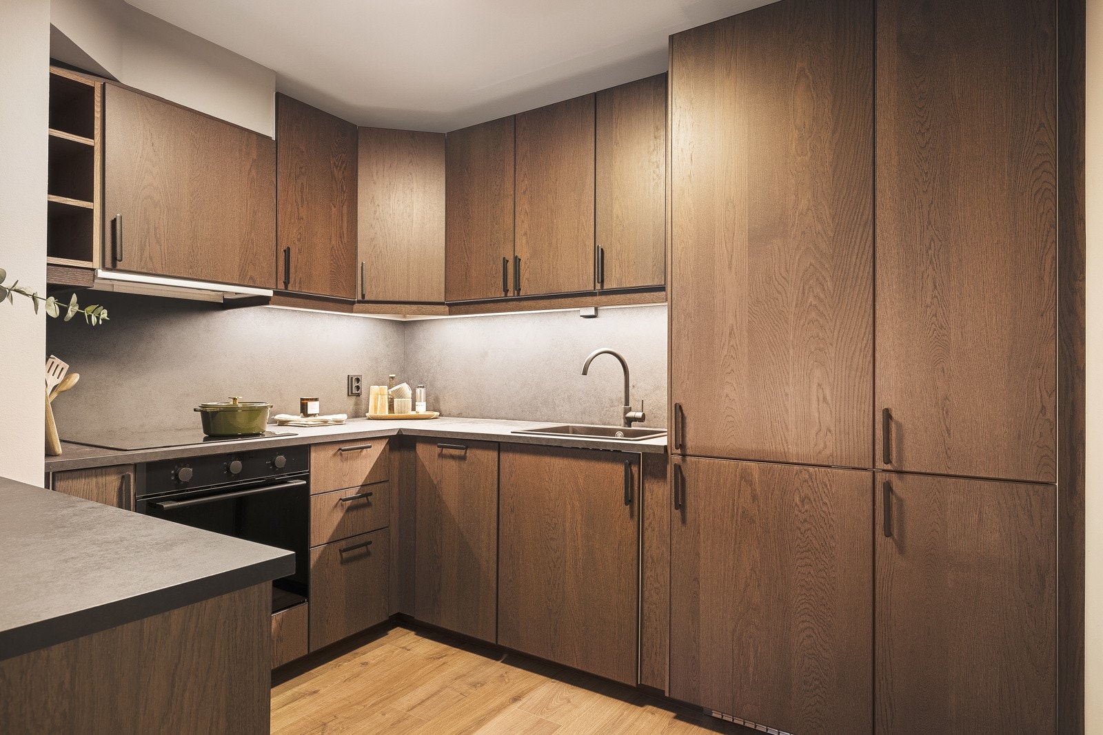 - Her får du en praktisk og stilren løsning med integrerte hvitevarer bestående av stekeovn, keramisk platetopp, ventilator, oppvaskmaskin og kjøle-/fryseskap - Galleribilde