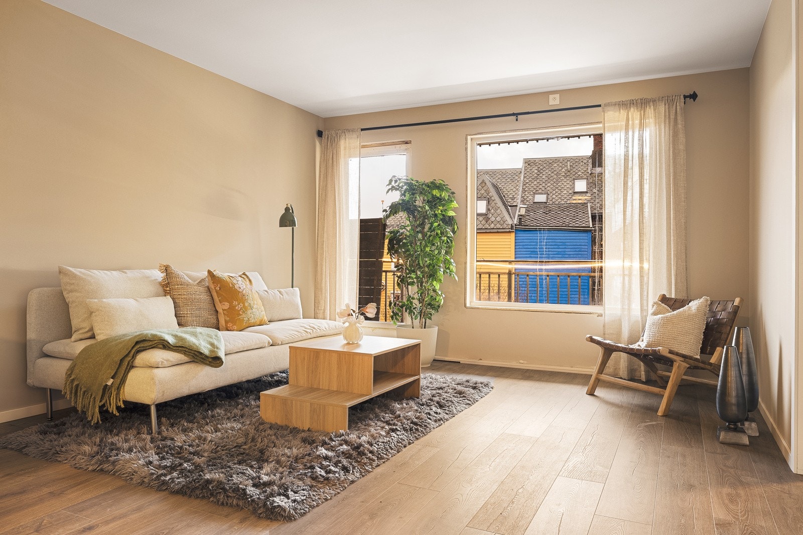 - Store vindusflater gir et lyst og luftig uttrykk. Verandadør og stuevindu skal i tillegg byttes i løpet av januar - Galleribilde