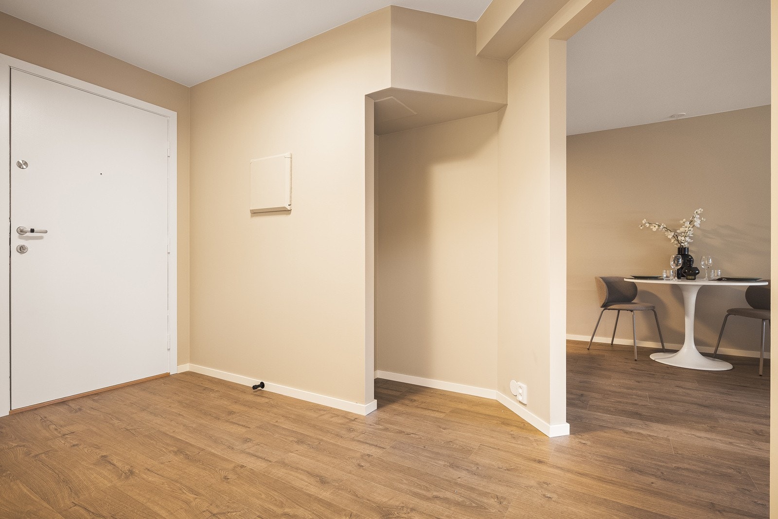 - Stor og innbydende entré med en praktisk nisje som egner seg godt til oppbevaring av yttertøy - Galleribilde