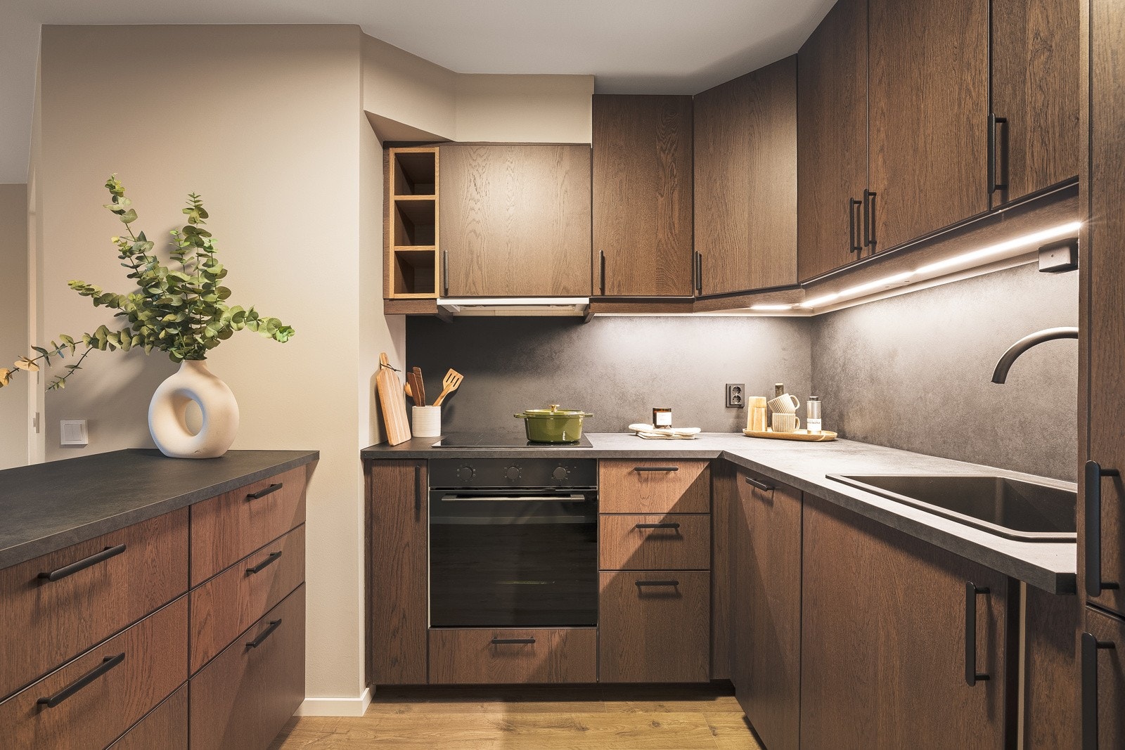 - Praktisk arbeidslys under overskap - Galleribilde