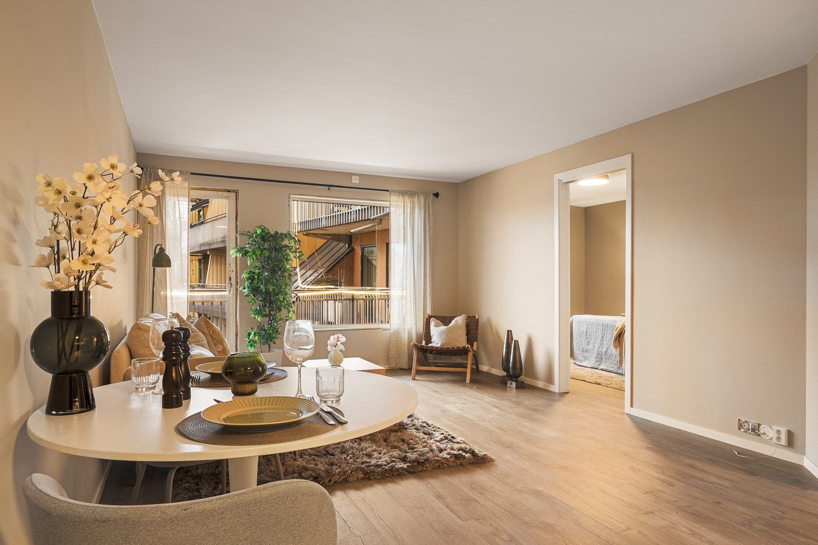 - Innvendig er det moderne laminatgulv, og flotte malte overflater i behagelige farger som gir boligen et helhetlig og delikat preg - Galleribilde