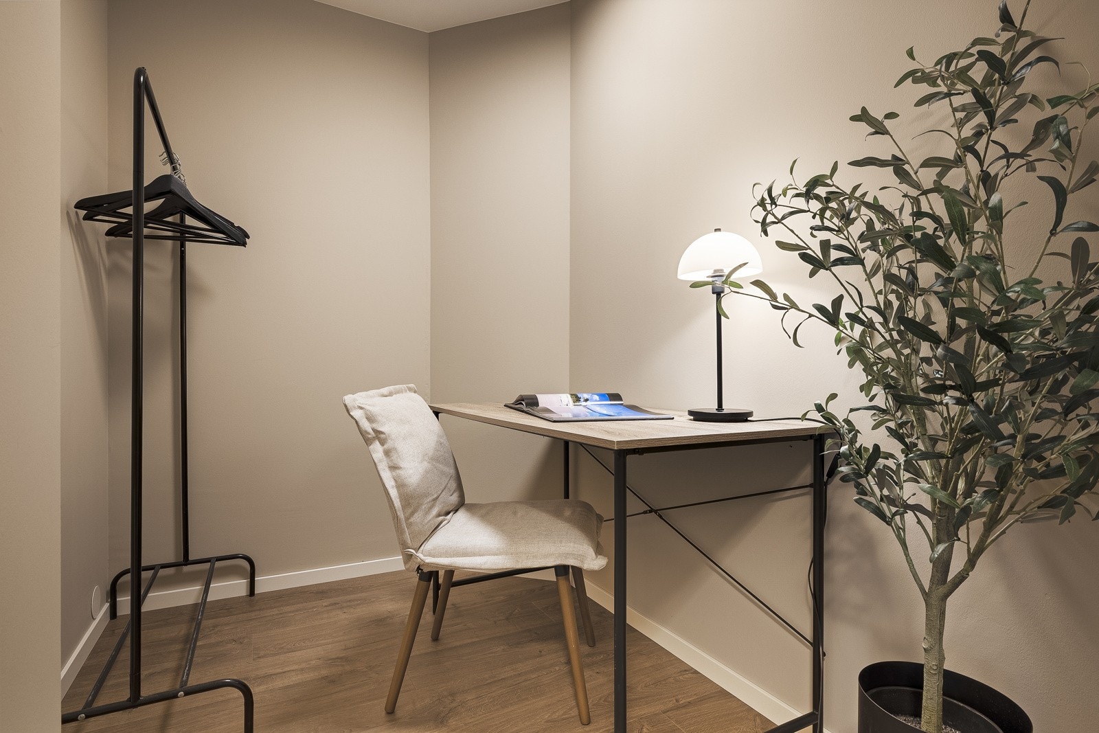 - I tilknytning til entréen har du i tillegg en praktisk bod på ca. 3,5 m², som i dag er innredet som kontor - Galleribilde