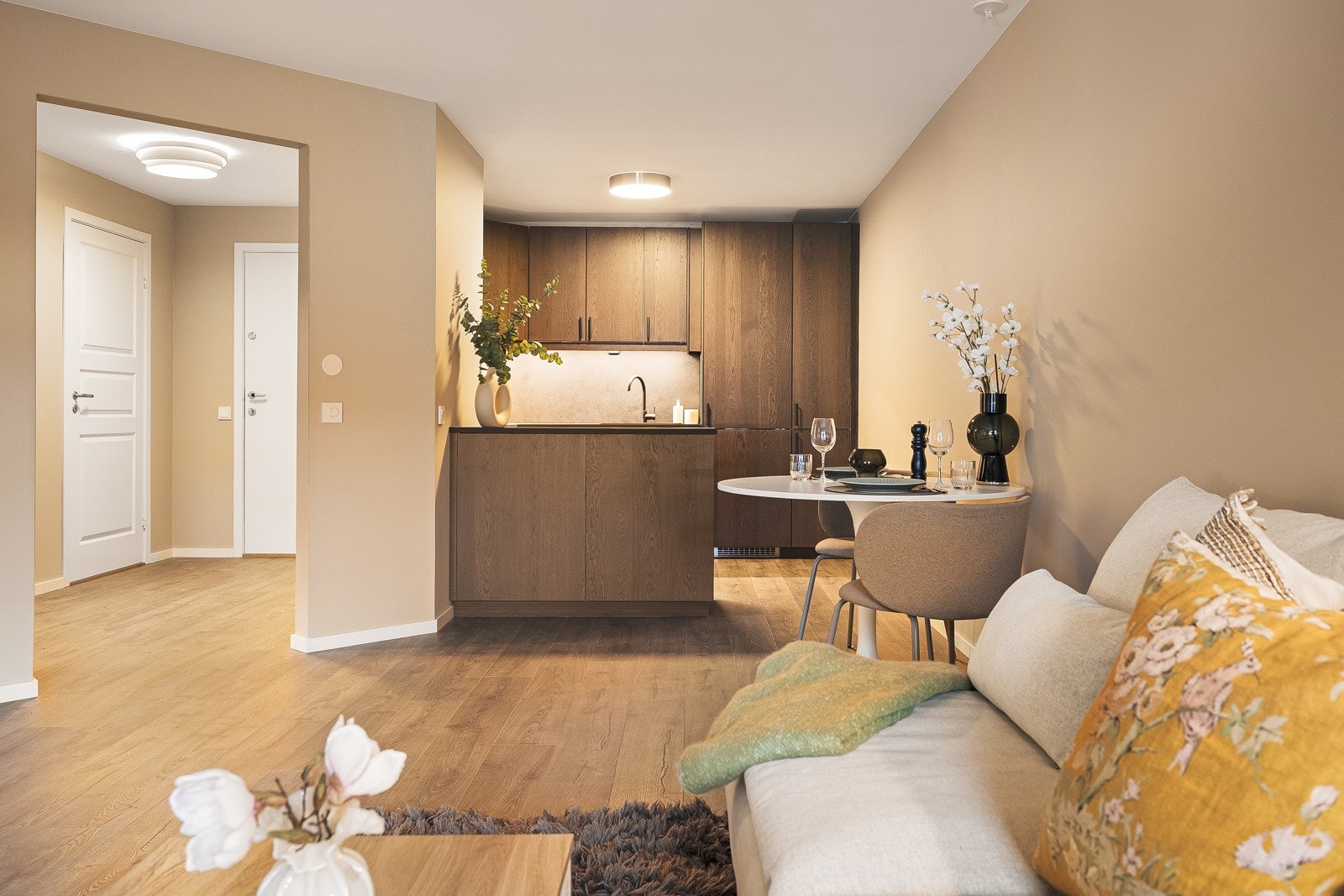 - Kjøkkenet fremstår svært lekkert og moderne - Galleribilde