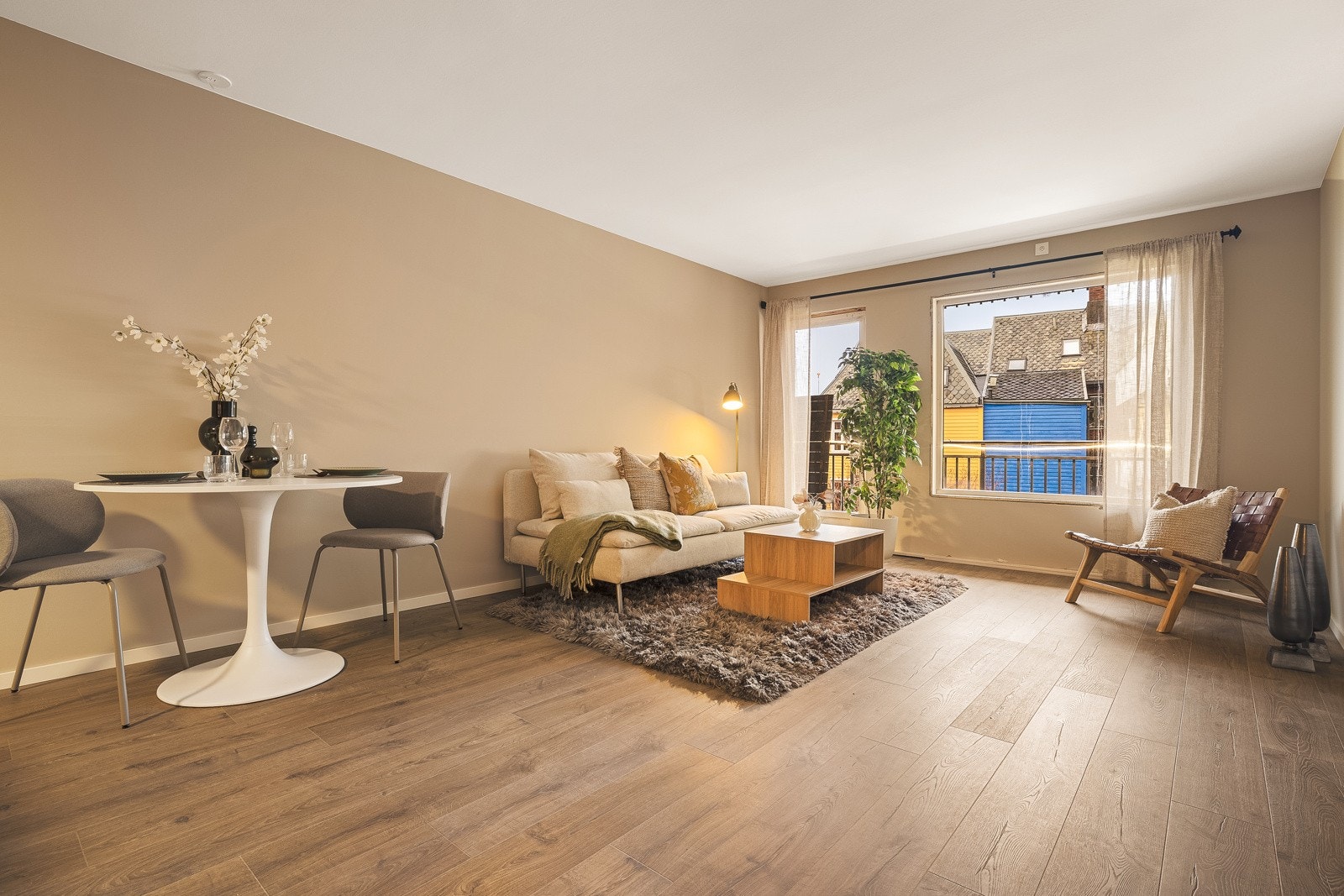 - Leiligheten har en romslig og åpen stue-/kjøkkenløsning på ca. 27,9 m² - Galleribilde