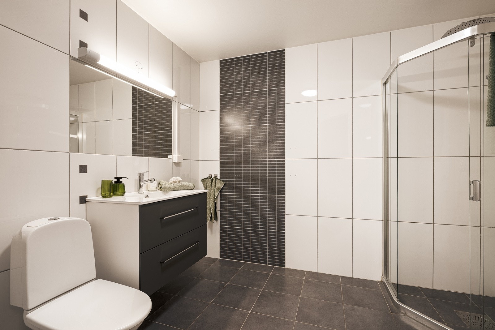 - Det er innredet med toalett, dusjhjørne, servant med møblement, speil, belysning og opplegg for vaskemaskin - Galleribilde